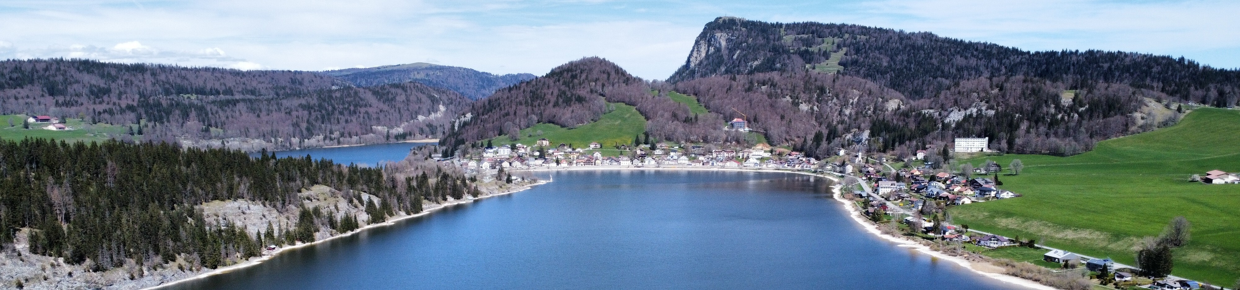 Stalder Immobilier | Régie et Agence à la Vallée de Joux Stalder Immobilier La Vallée Sàrl est une régie immobilière et agence de courtage active depuis plus de 20 ans au Sentier, au Chenit, au Lieu, à L'Abbaye, au Pont, aux Charbonnières, au Brassus et dans toute la Vallée de Joux, ainsi qu'au pied du Jura et en Suisse romande. Notre agence familiale propose une gamme complète de services immobiliers : gérance immobilière (gestion locative, comptabilité immobilière, décompte de chauffage, entretien courant, administration PPE), courtage immobilier (estimation immobilière gratuite, vente, achat, recherche d'appartements et de maisons, conseil en financement hypothécaire) et analyse technique avec propositions de rénovation. Notre équipe est formée aux cours USPI et certifiée depuis de nombreuses années, gage de qualité, stabilité et éthique professionnelle. Confiance, écoute, discrétion et efficacité sont au cœur de notre engagement envers chaque client, propriétaire comme locataire, à la recherche d'un bien à vendre, à acheter ou à louer à la Vallée de Joux.