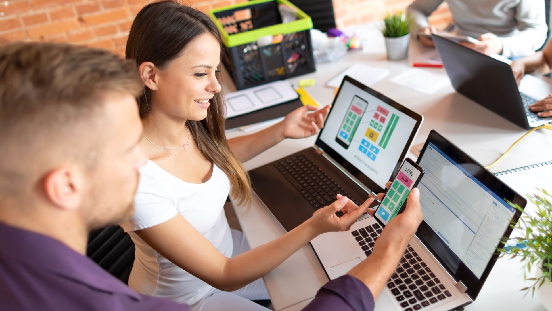 Real estate professionals using digital tools on a computer, tablet and smartphone to optimize their daily workflows.