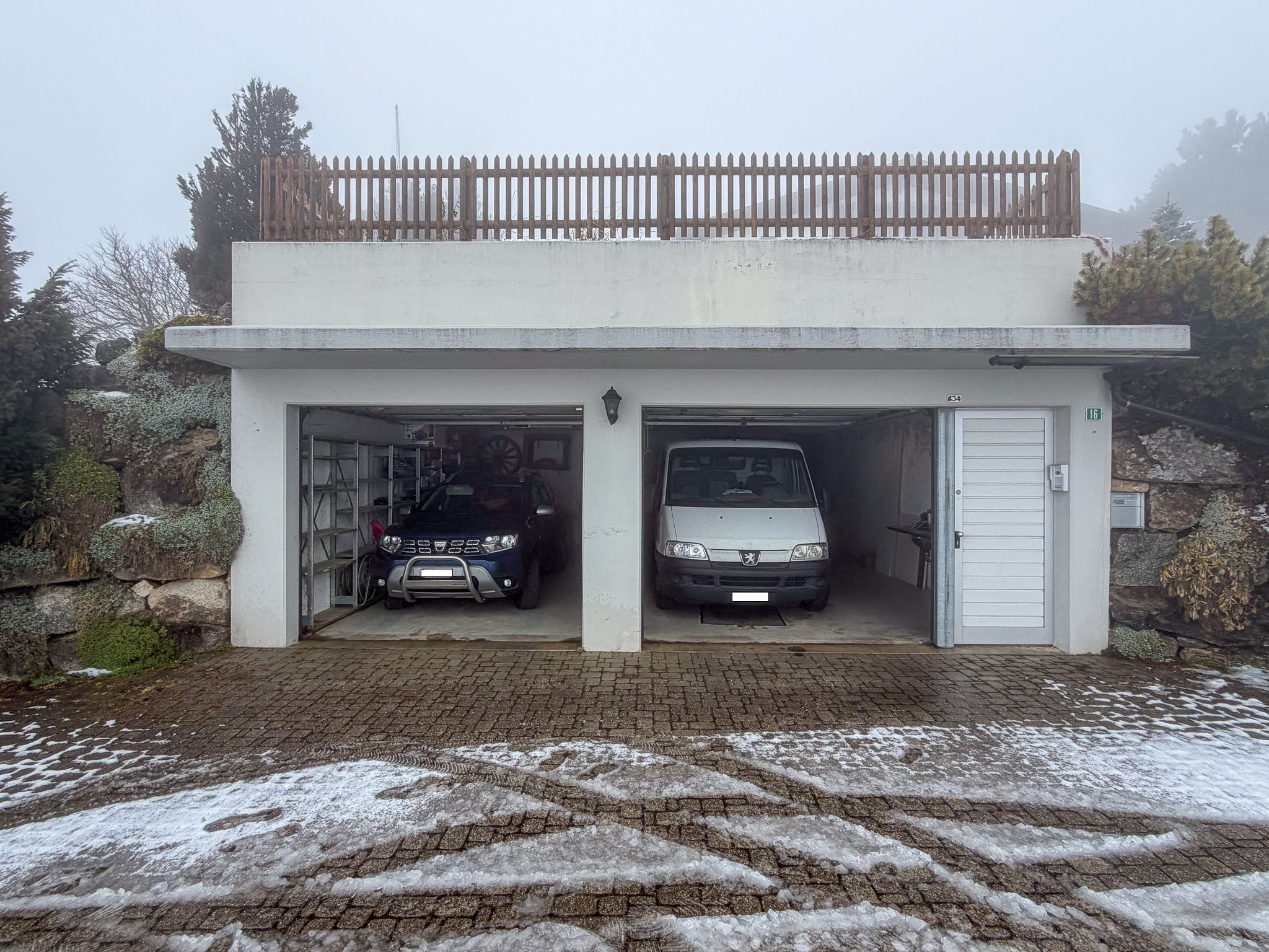 Double garage N°1 et 2 (au sud de la parcelle) Double garage N°1 et 2 (au sud de la parcelle)