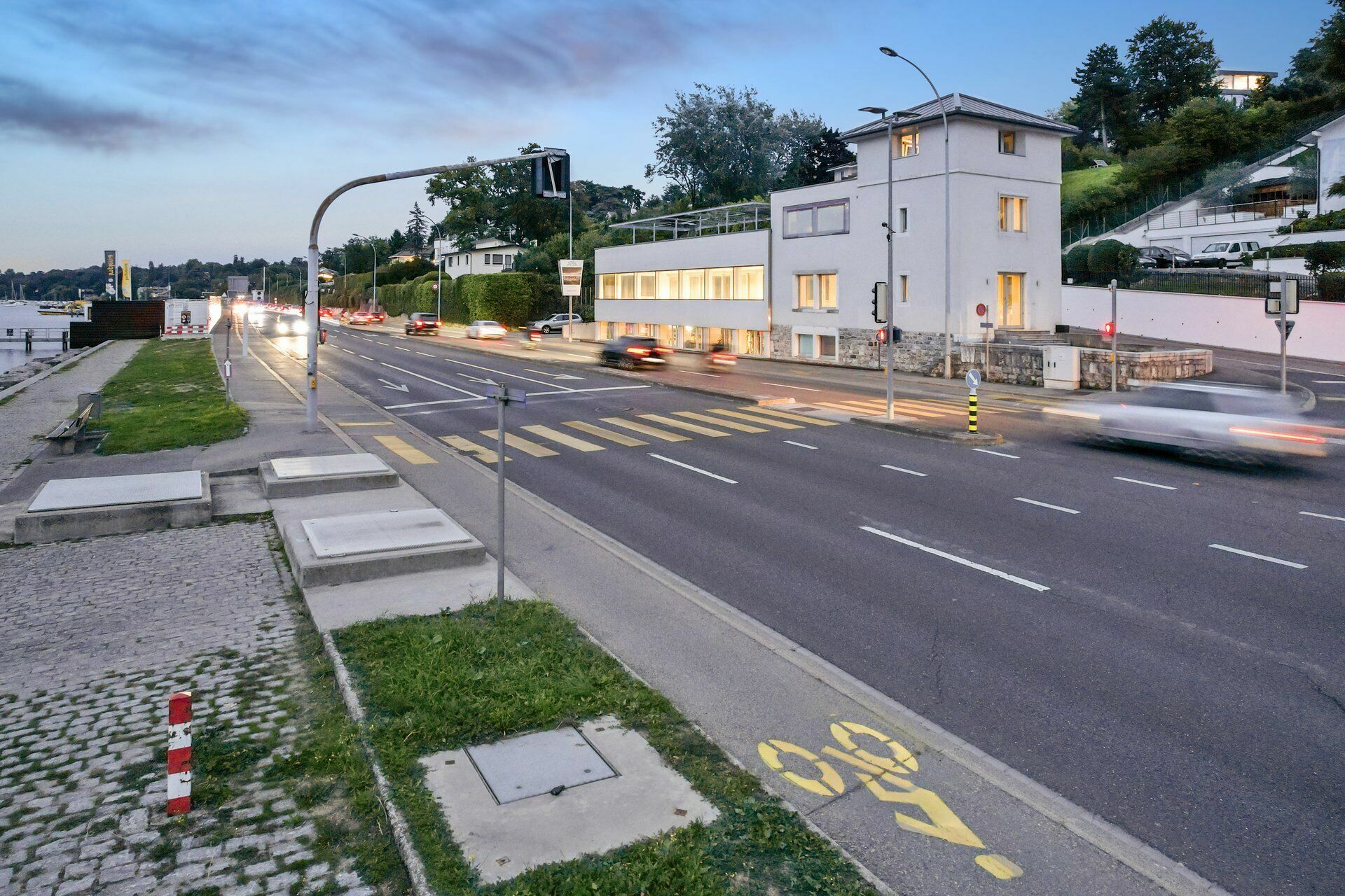 Façade et lac de nuit