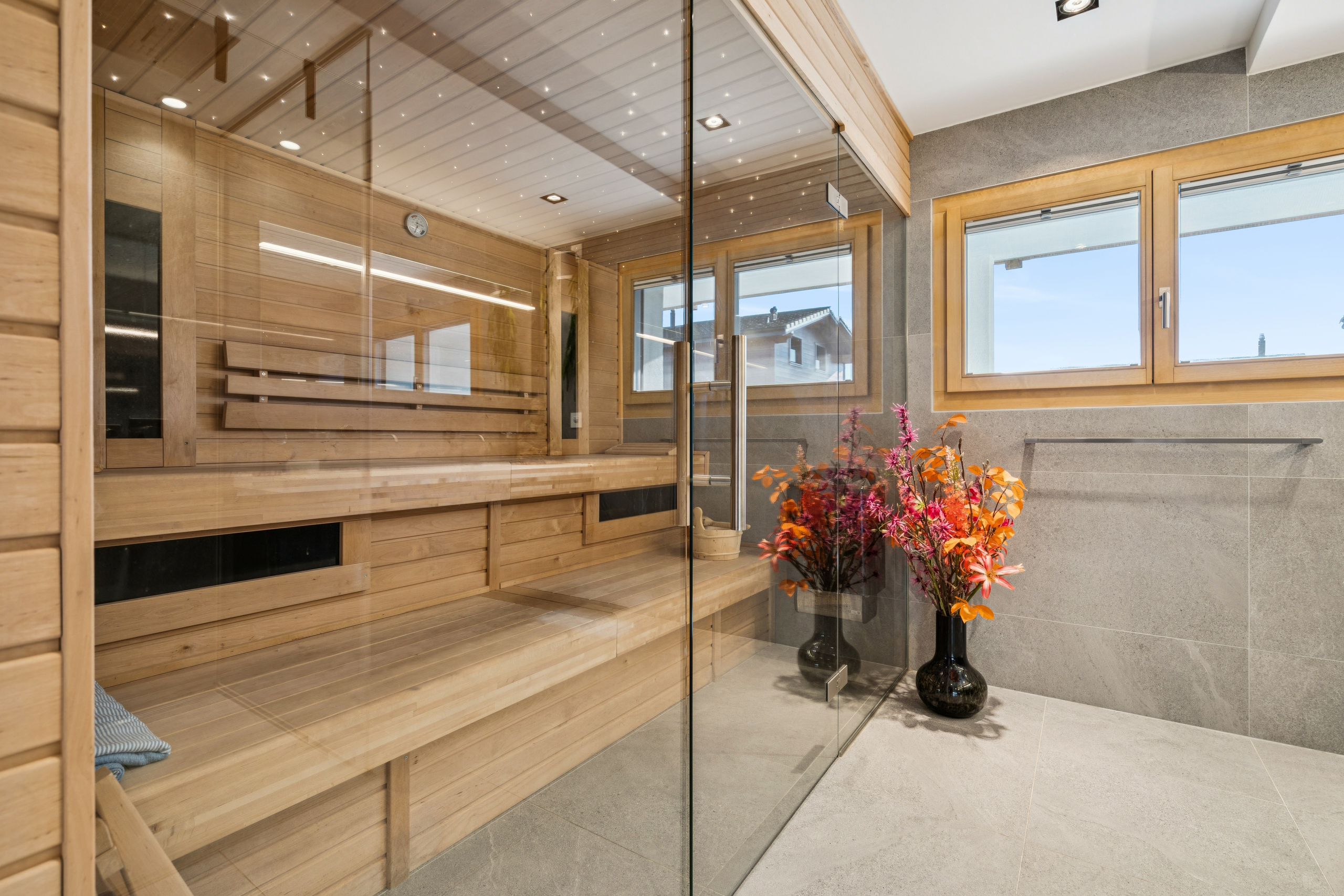 Sauna avec douche et double vasques