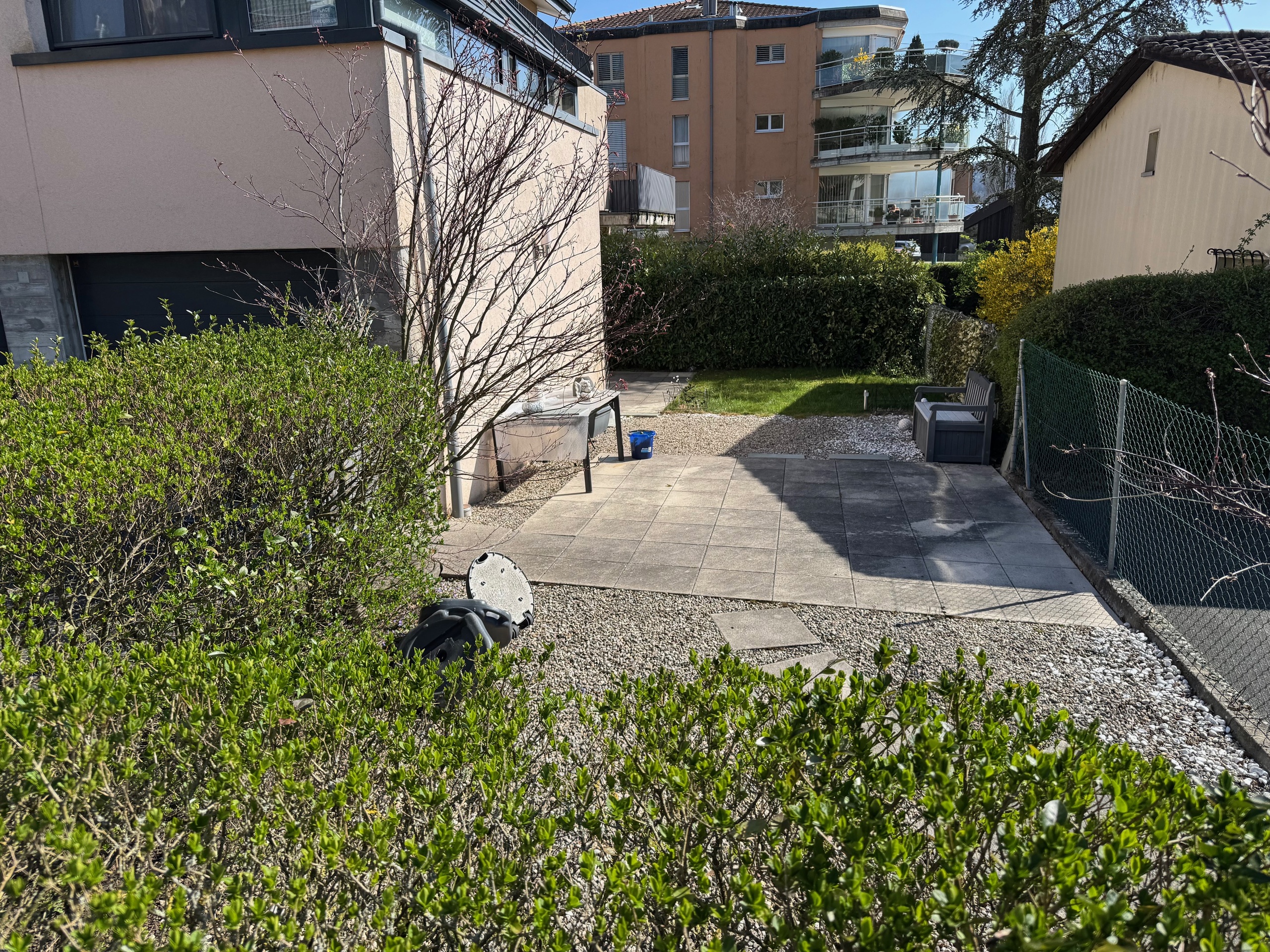 Terrasse privative de 42m2 clôturée Terrasse privative de 42m2 clôturée