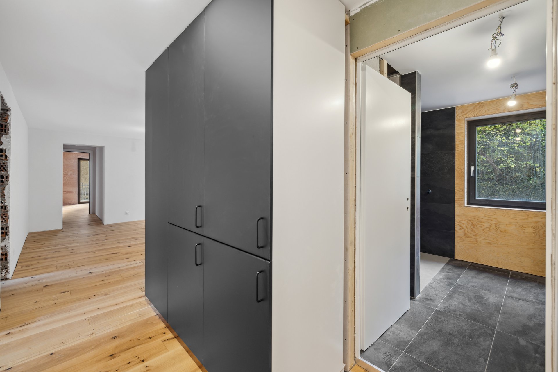 Korridor mit Wandschränken