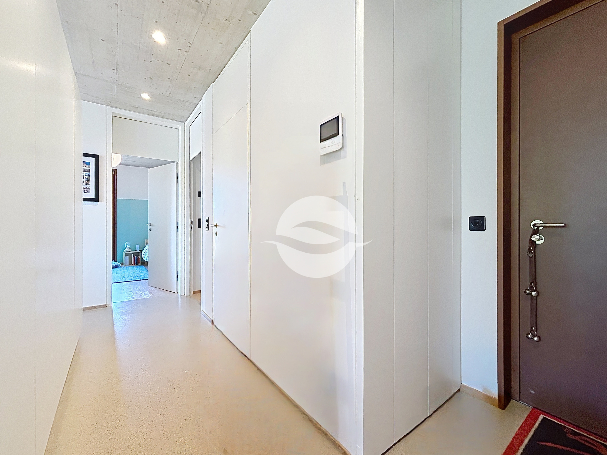 Entrée avec armoires 