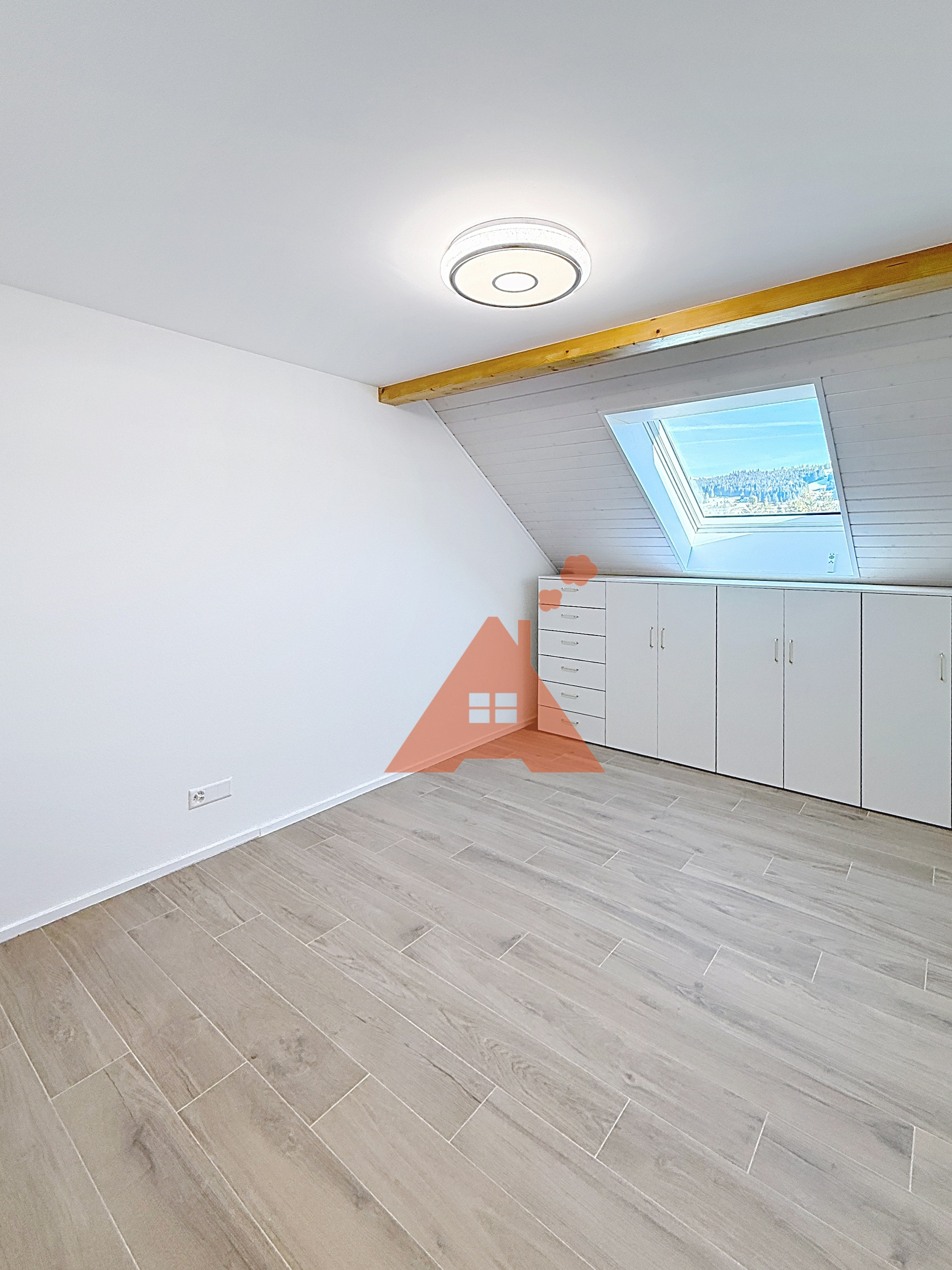 un grenier avec une grande fenêtre et une lucarne sur le mur un grenier avec une grande fenêtre et une lucarne sur le mur