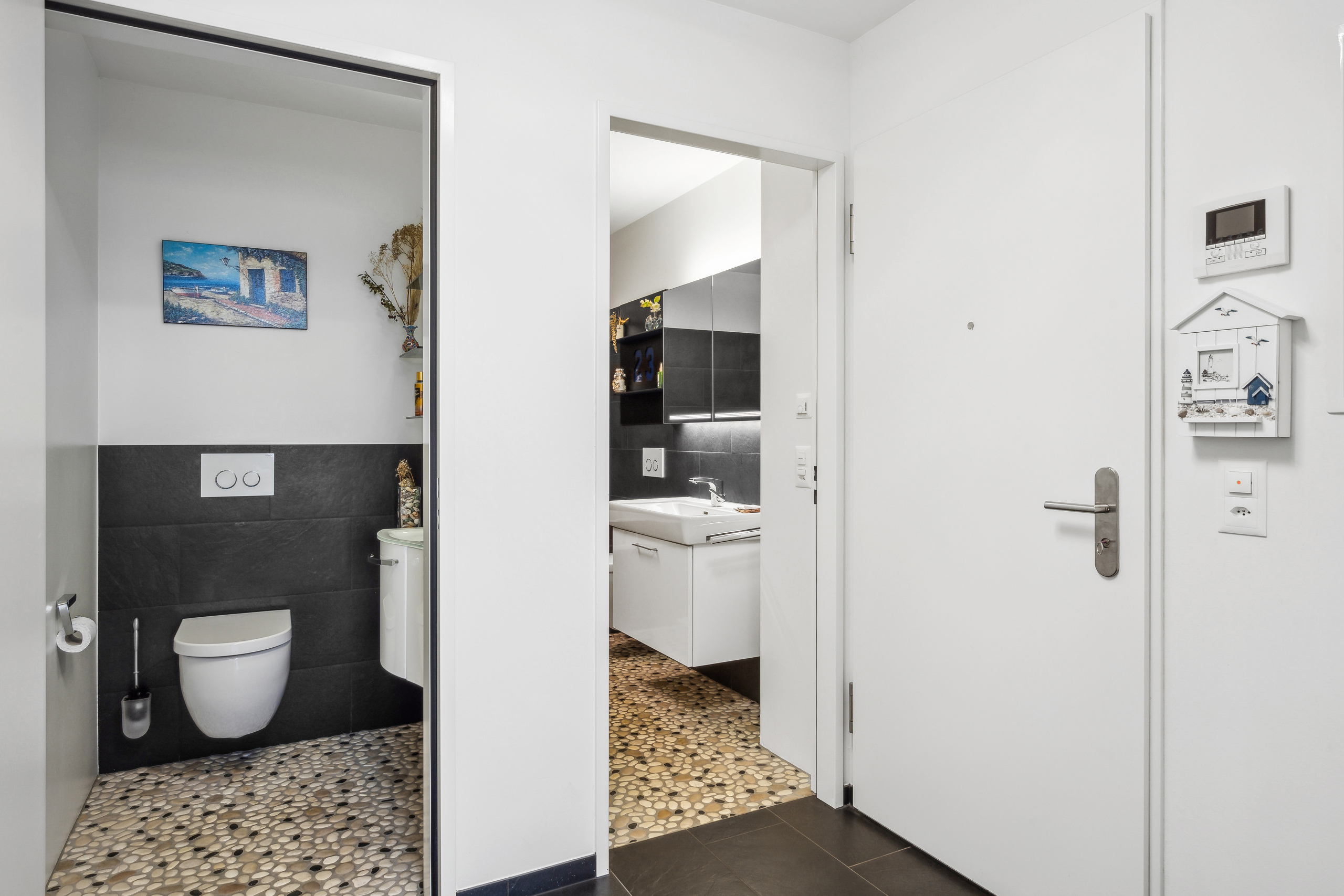 Eingangsbereich und Gäste-WC Eingangsbereich und Gäste-WC