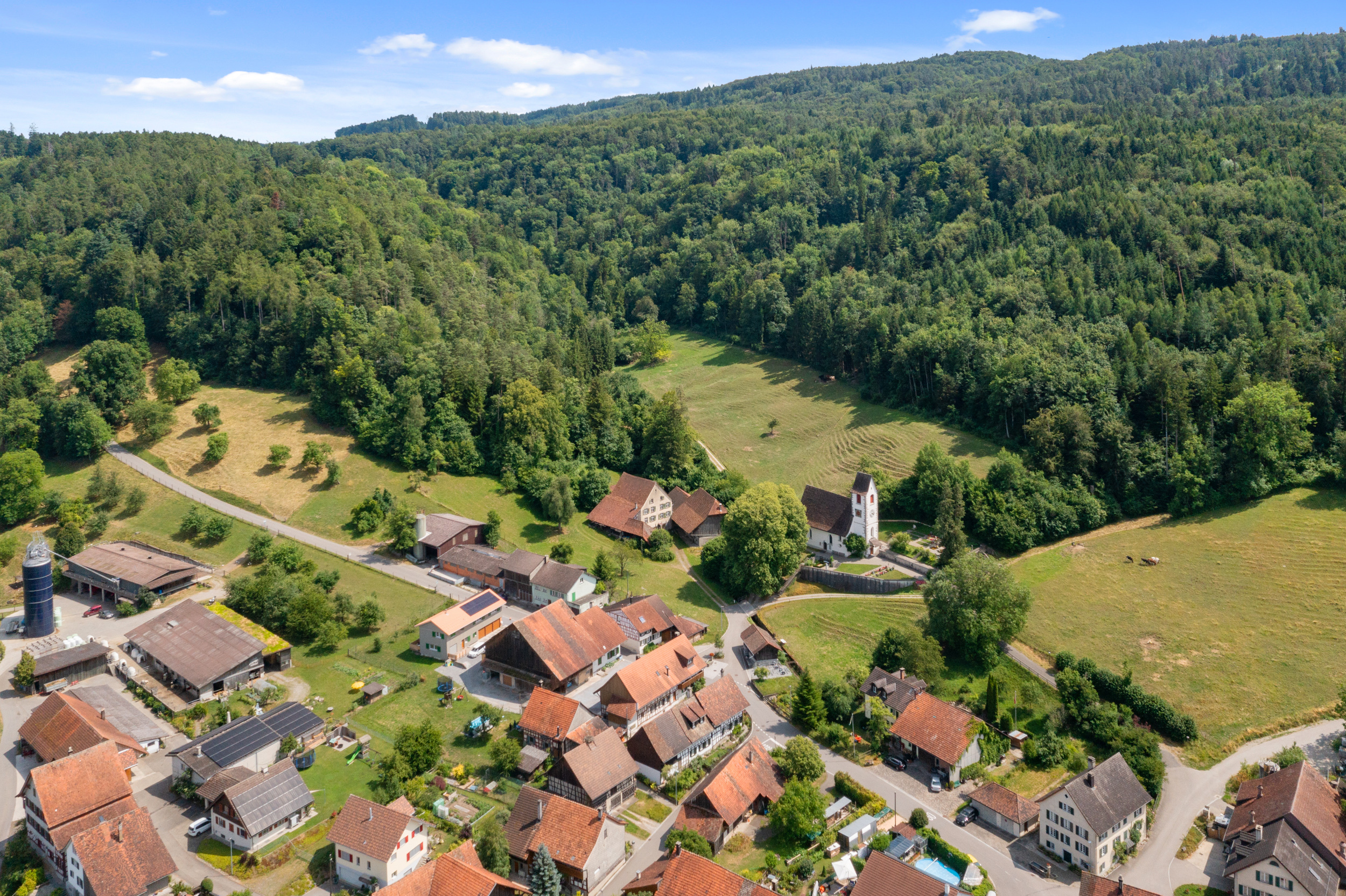 Die Mühle liegt landschaftlich attraktiv eingebettet im auslaufenden Chirchtobel am Fuss des Hard.