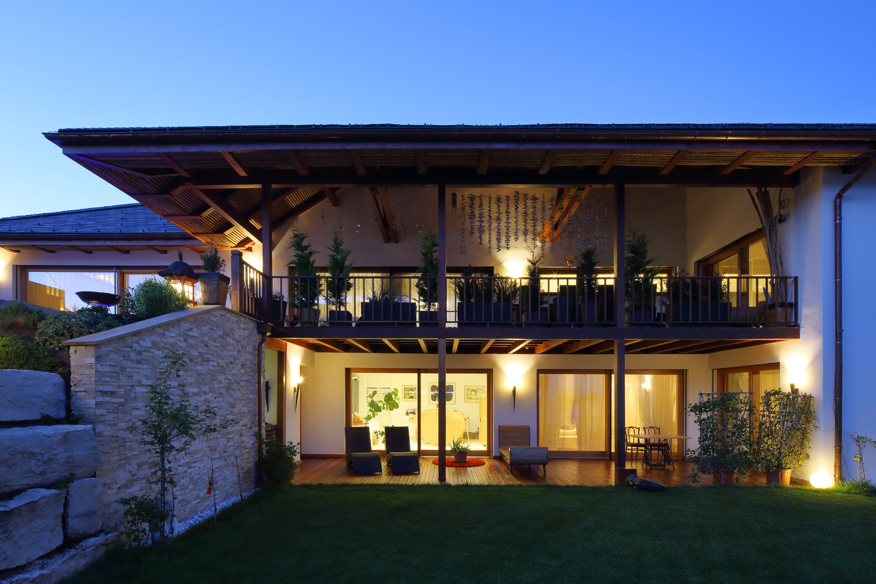 Auch Abends erstrahlt dieses Haus im schönsten Licht. Auch Abends erstrahlt dieses Haus im schönsten Licht.