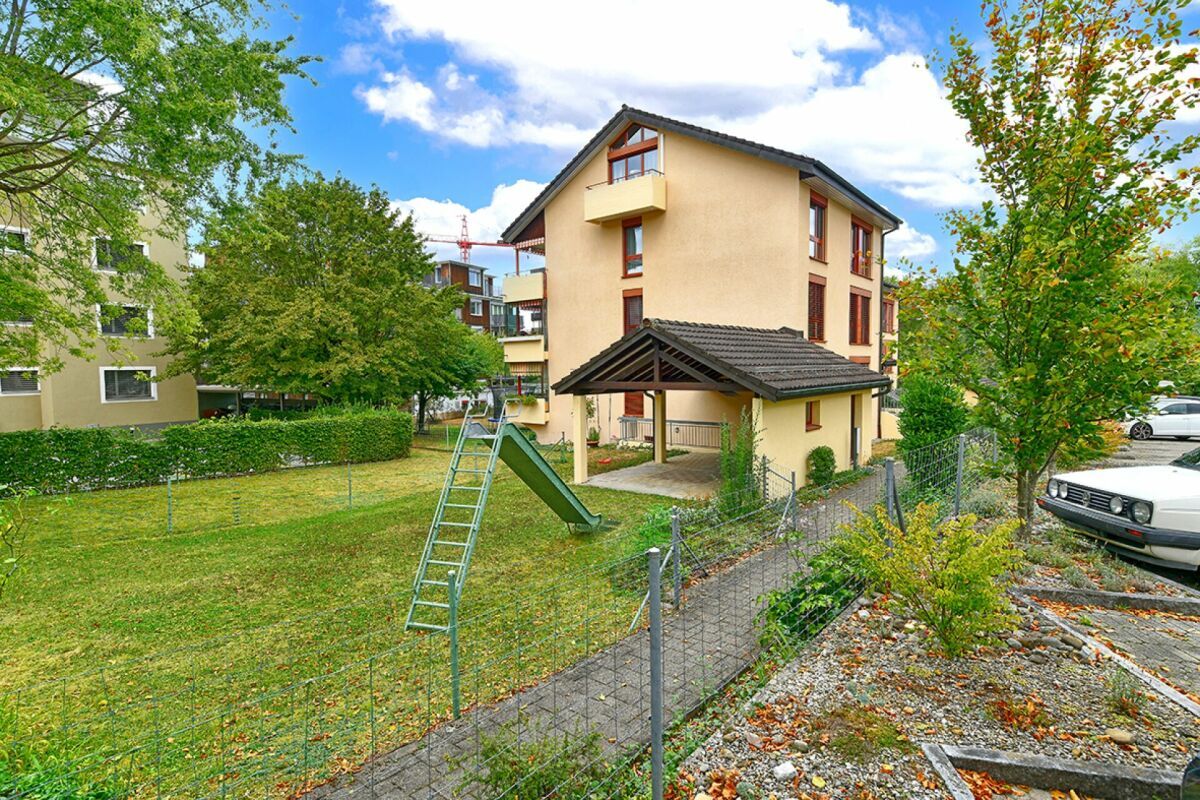 Kleiner Spielplatz und gedeckter Aufenthaltsplatz