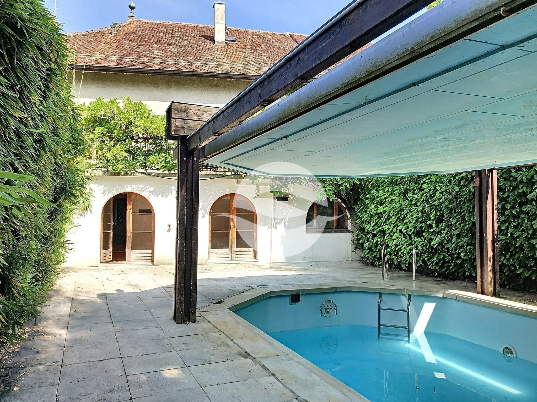EXTÉRIEUR: Terrasse avec piscine 