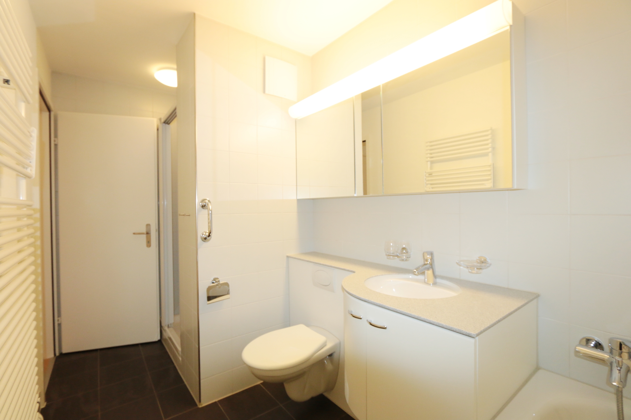 Bad mit Badewanne, Dusche, WC und Lavabo