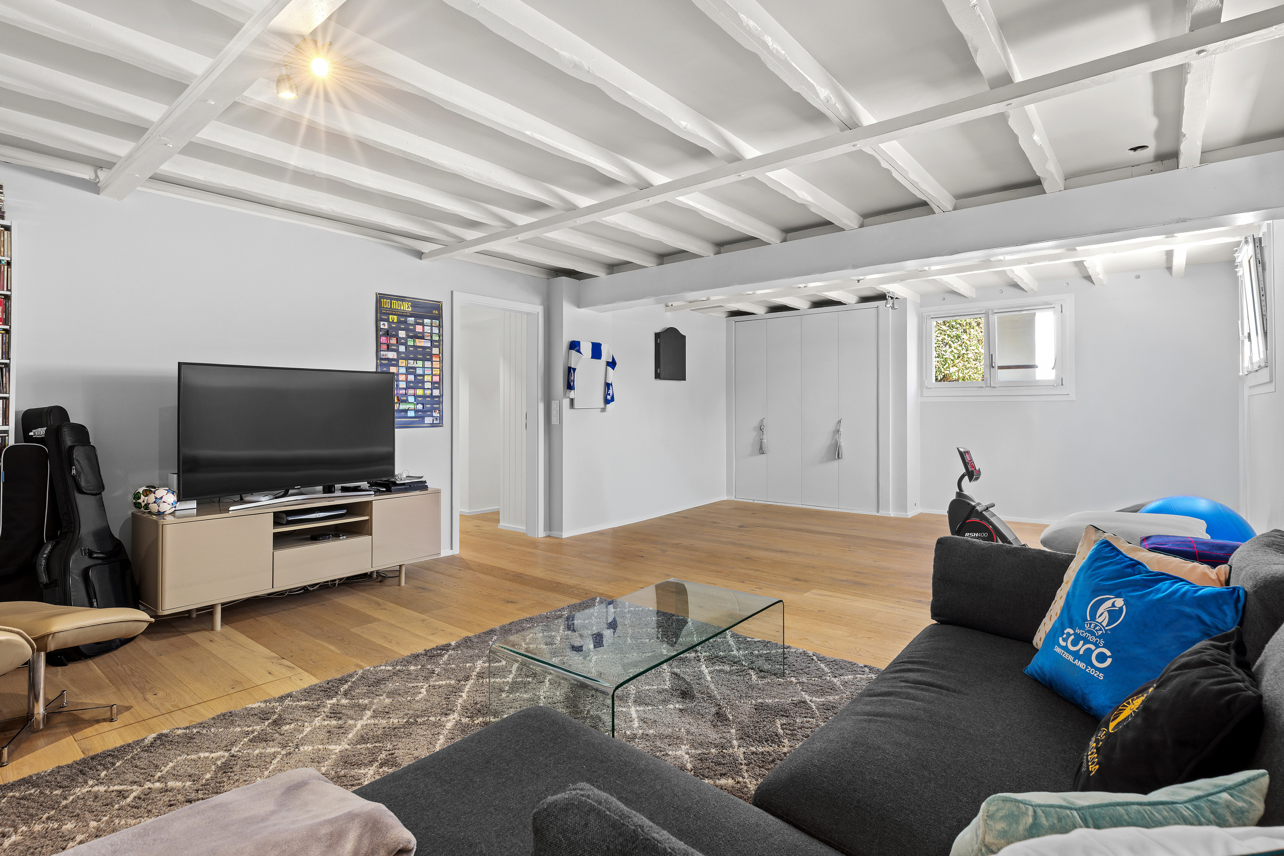 Salle de jeux au rez inférieur avec fenêtres Salle de jeux au rez inférieur avec fenêtres