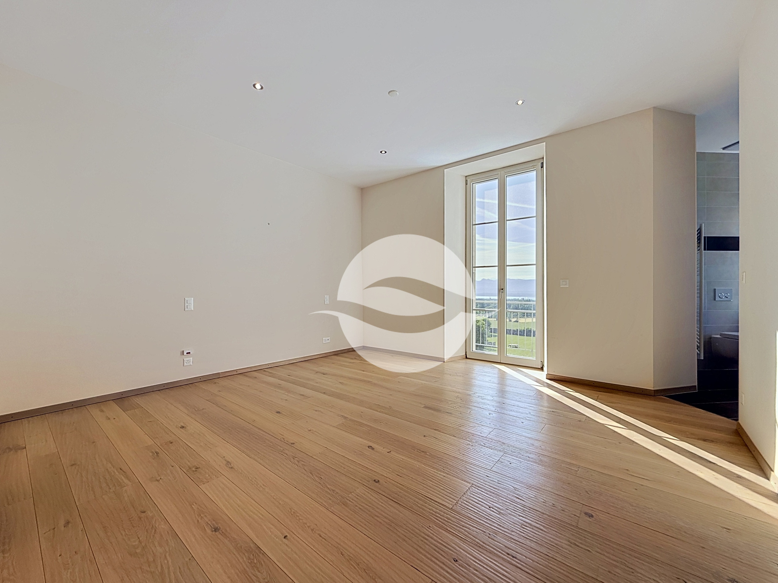 1er étage : Chambre parentale avec dressing, salle de douche et balcon Vue Lac 1er étage : Chambre parentale avec dressing, salle de douche et balcon Vue Lac