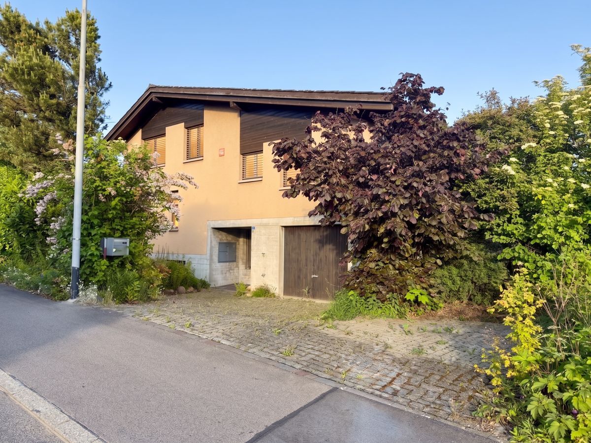 Einfamilienhaus umgeben von üppigem Grün. Einfamilienhaus umgeben von üppigem Grün.