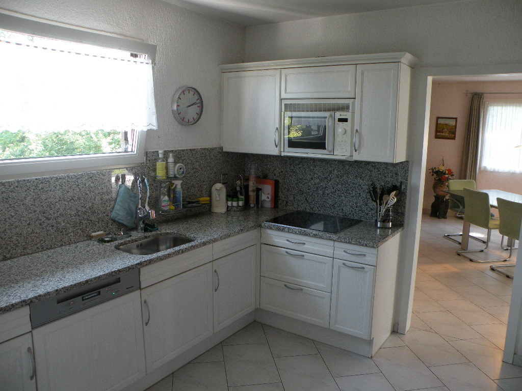 Helle, moderne Küche mit Reduit