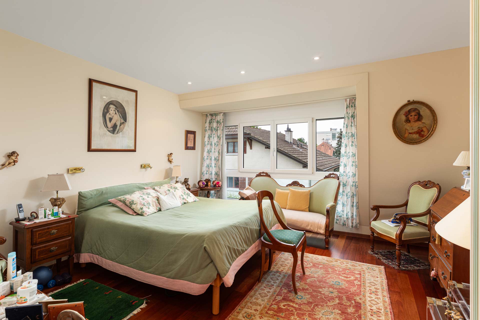 Grande chambre parentale en suite, avec dressing. Grande chambre parentale en suite, avec dressing.