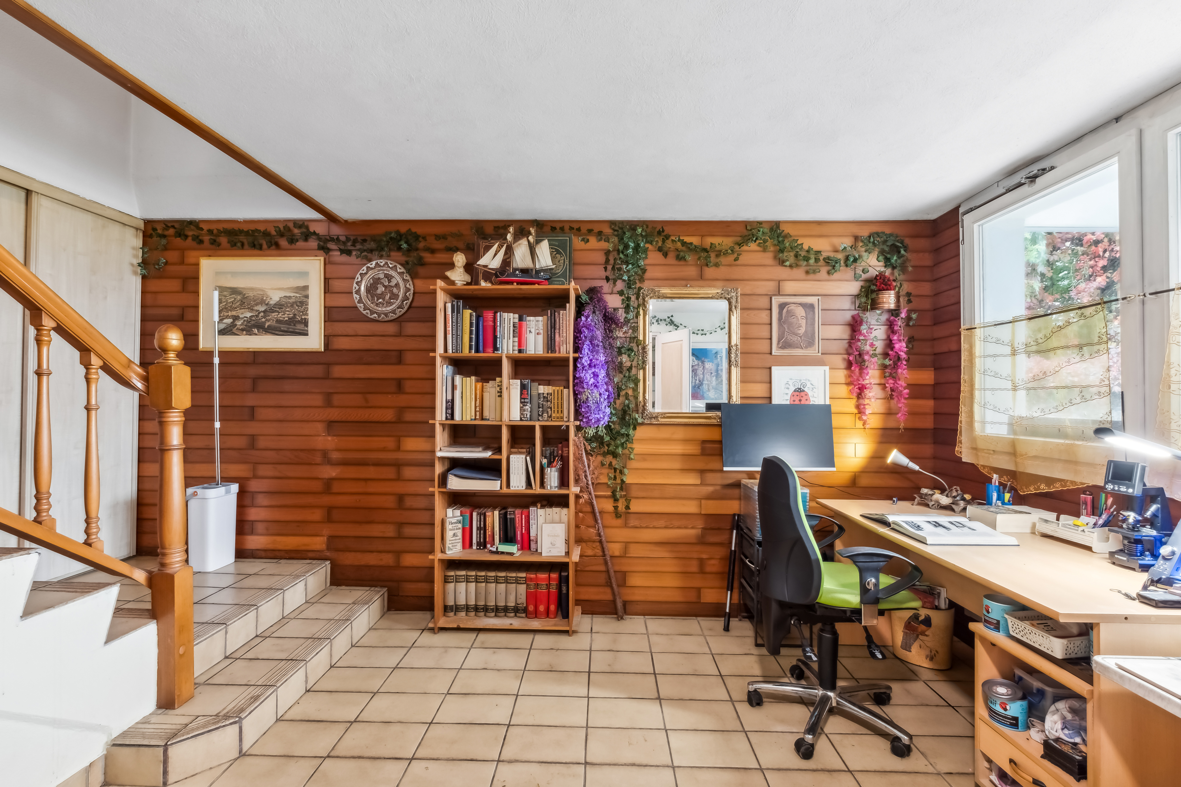 Bureau au rez-de-chaussée