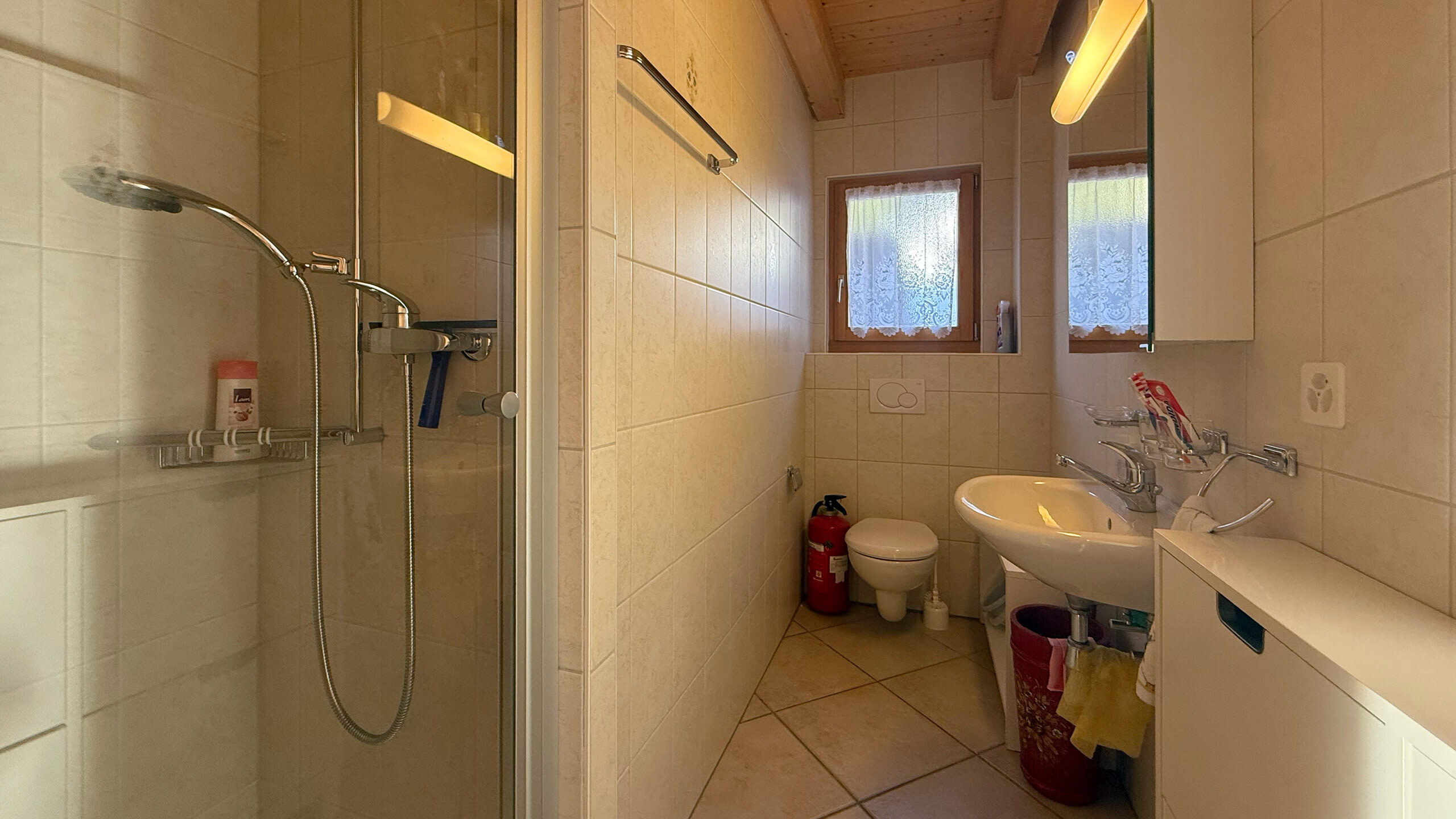 Salle de douche au rez