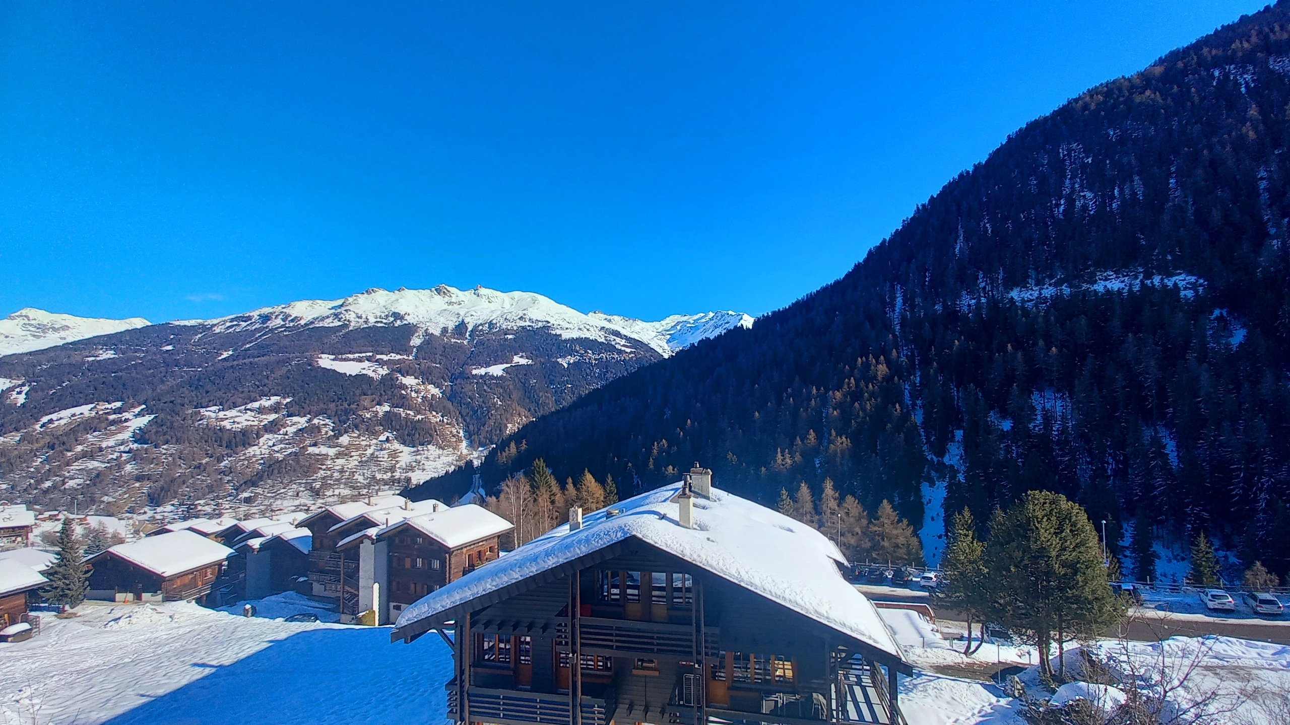 Vue du balcon côté est  Vue du balcon côté est