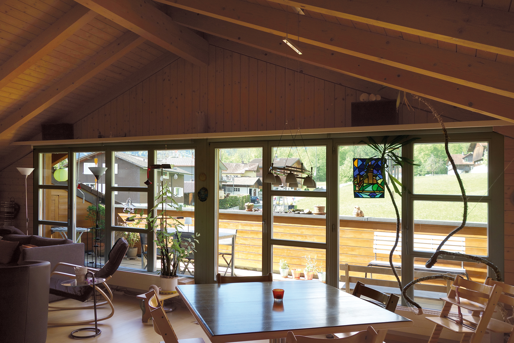 Breite Fensterfront zur Süd-Terrasse Breite Fensterfront zur Süd-Terrasse