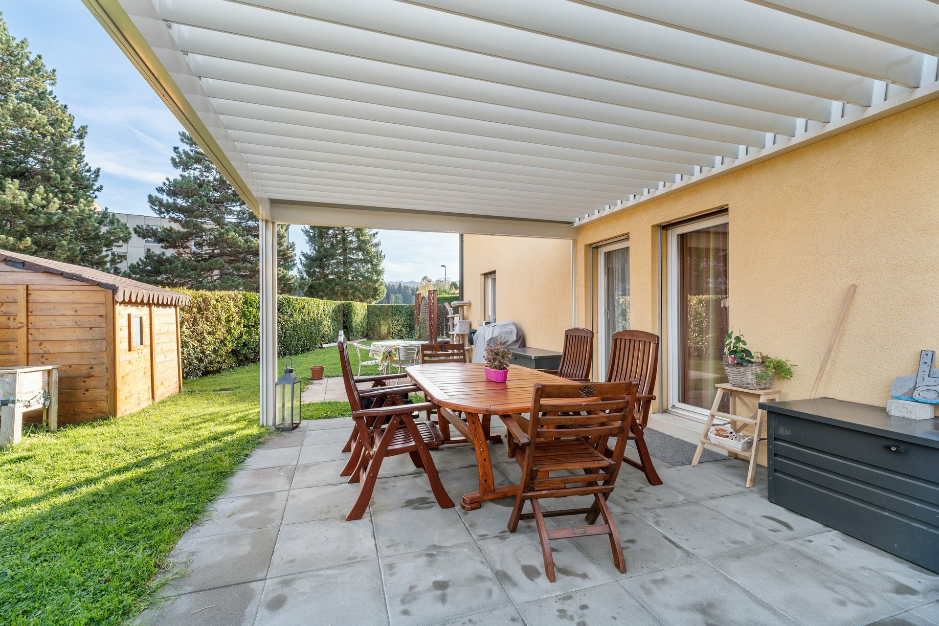 Terrasse mit bioklimatischer Pergola