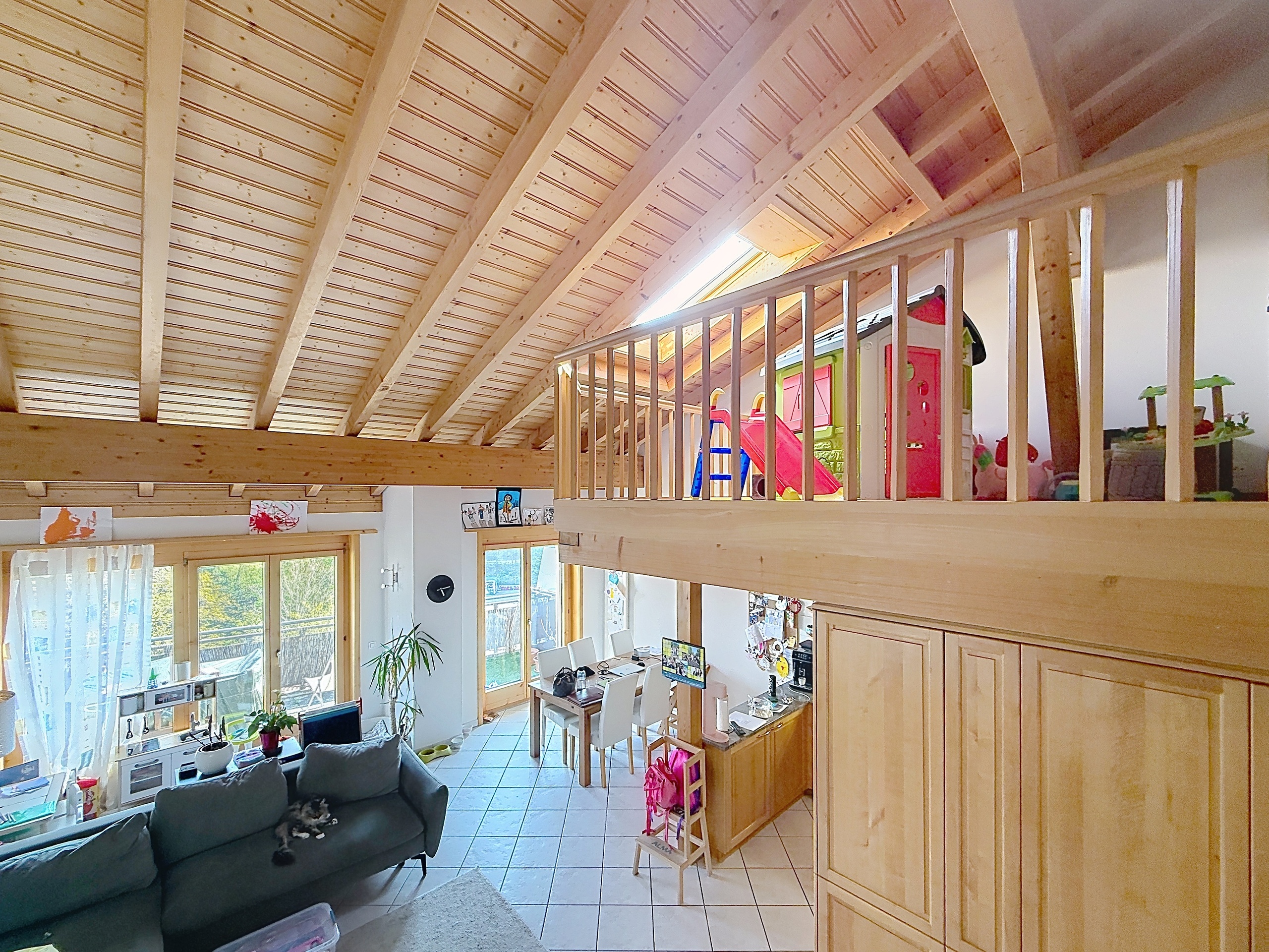 Vers salon et mezzanine