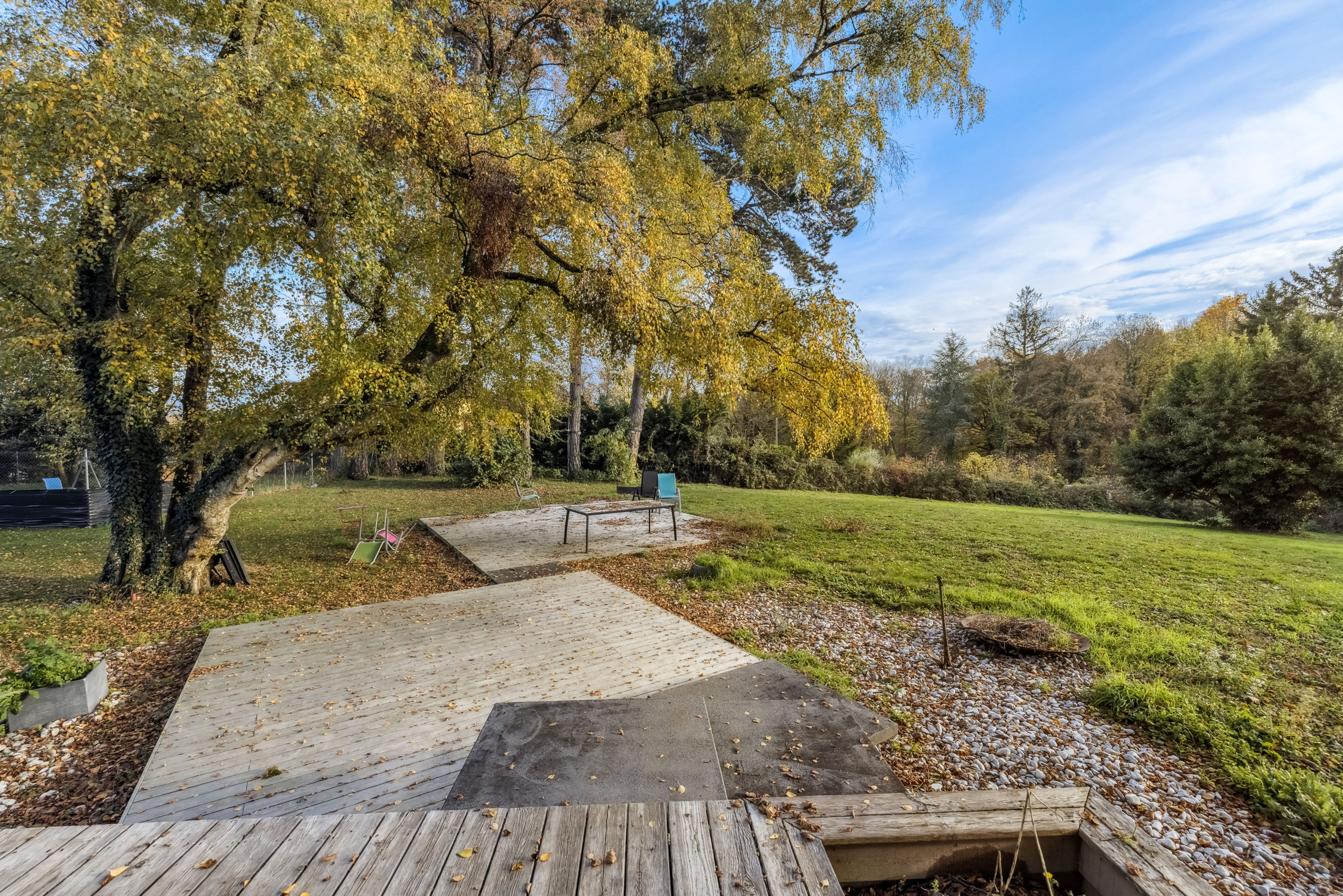 Spacieux jardin avec ses nombreuses terrasses et sa verdure