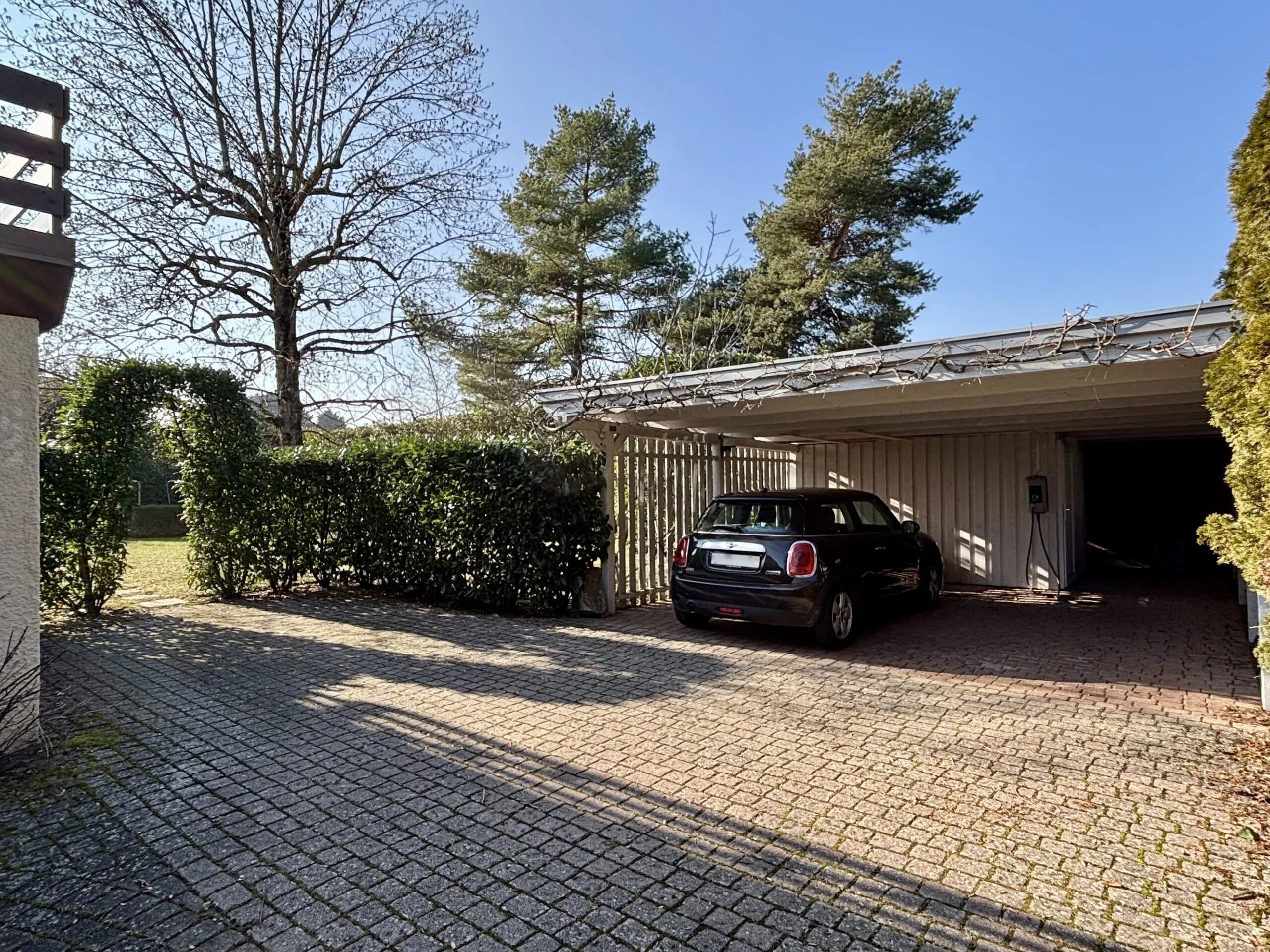 Nouveau 1 / 15 Maison individuelle Maison individuelle de 7.5 pièces en location à District de Nyon, Coppet - 213 m² CHF 8'600.-/mois, ch. c. 1296 District de Nyon, Coppet 01.12.2026 A LOUER - RARE À COPPET: VILLA INDIVIDUELLE AVEC PISCINE CHAUFFÉE Construite en 1984, agrandie et rénovée en 2010, et régulièrement entretenue, cette maison familiale, spacieuse et lumineuse, offre de très belles prestations. Idéalement située sur les hauts de Coppet, dans un quartier calme et résidentiel, proche de toutes les commodités, à deux pas du lac, à 4mn à pied de la gare de Coppet, à proximité directe du Collège de Terre-Sainte et de ses nouvelles infrastructures sportives, telles que piscine et patinoire, elle offrira à ses locataires un cadre de vie agréable et incroyablement pratique. Entourée d'un jardin arboré et clôturé, cette propriété offre une belle intimité et propose des espaces de vie lumineux et confortables répartis sur 3 niveaux: Au rez: Entrée avec rangements Cuisine équipée ouverte sur un espace dinatoire donnant tout deux accès à la terrasse orientée sud Salon avec cheminée au volume généreux grâce à une belle hauteur sous plafond 2 suites parentales avec salles d'eau et...