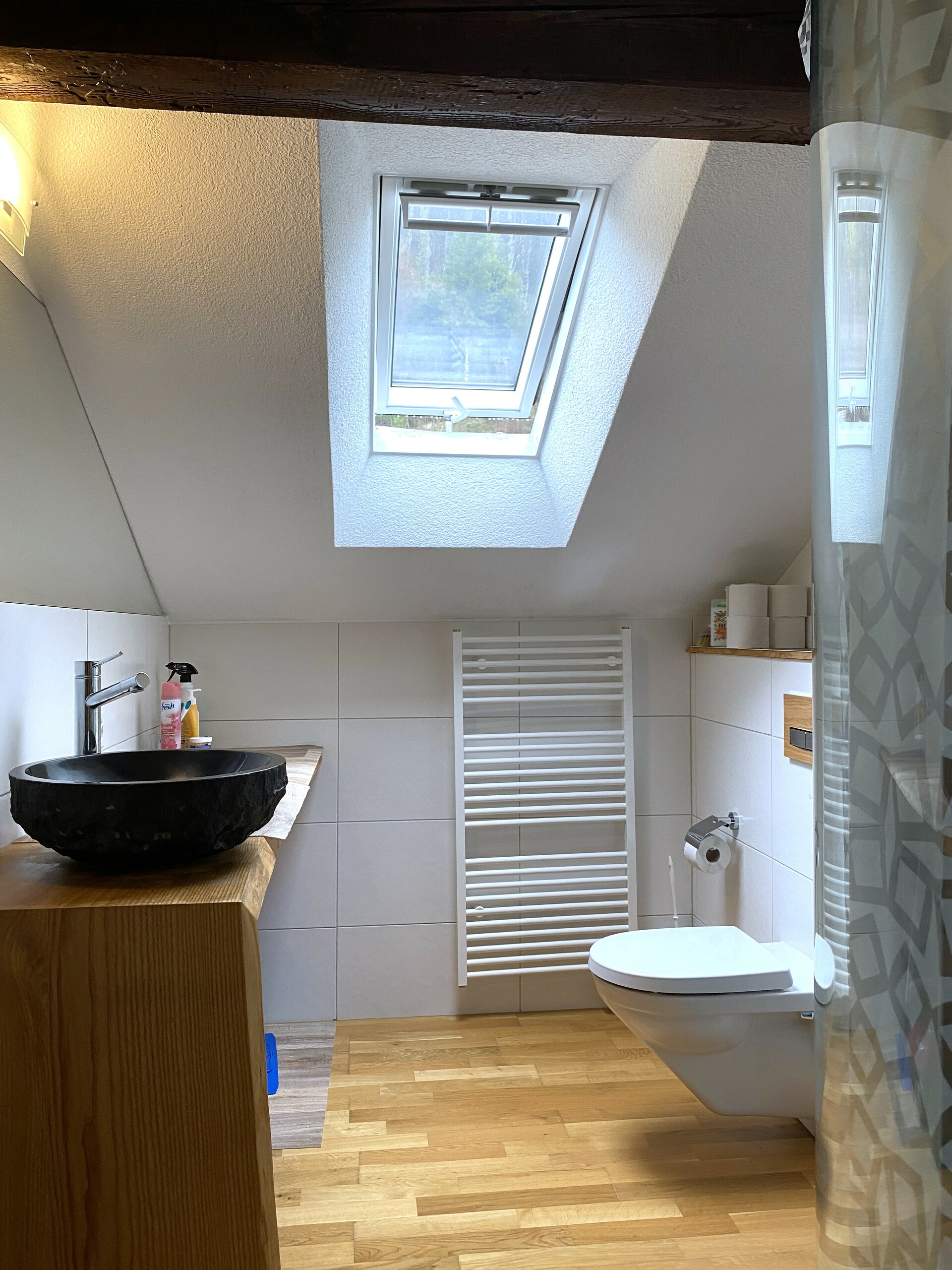Dachgeschoss: Badezimmer mit Dusche