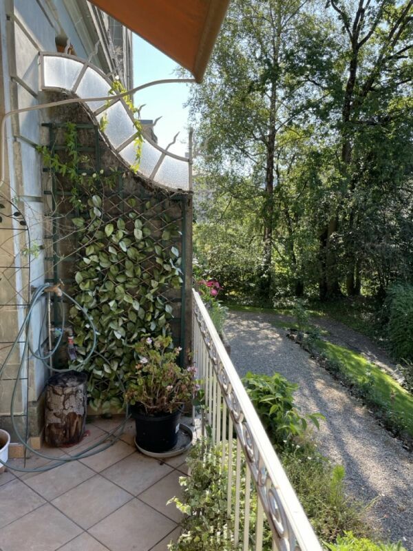 La terrasse donnant sur le jardin La terrasse donnant sur le jardin