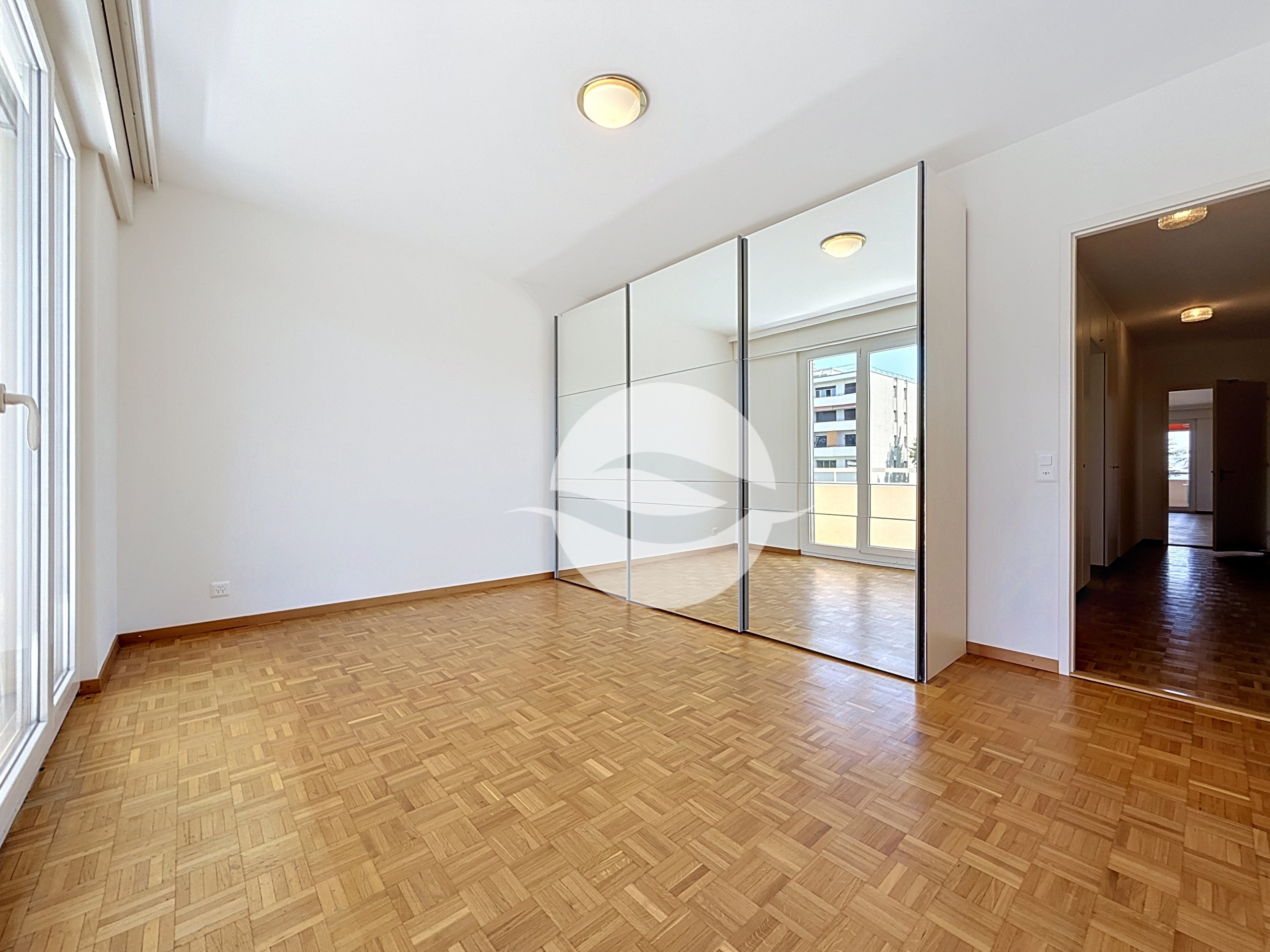 2ème Chambre avec armoire et balcon privatif