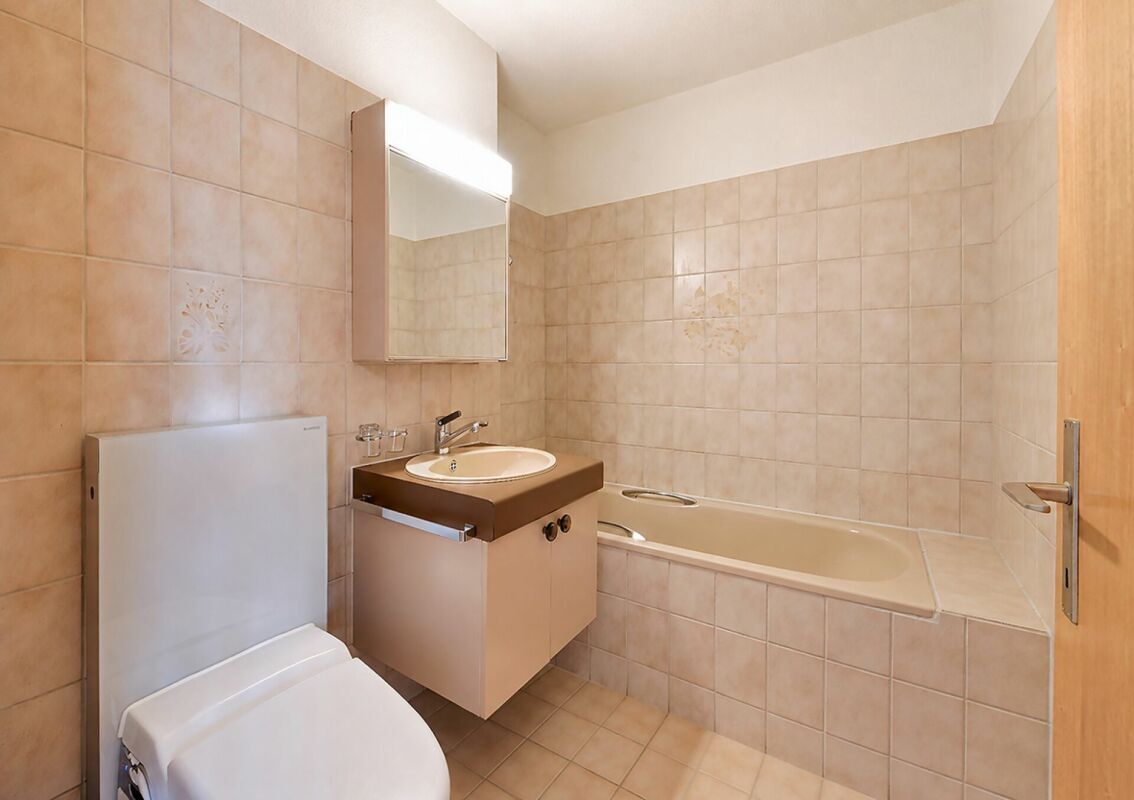 Badezimmer mit Badewanne, Lavabo und Geberit-Dusch-WC