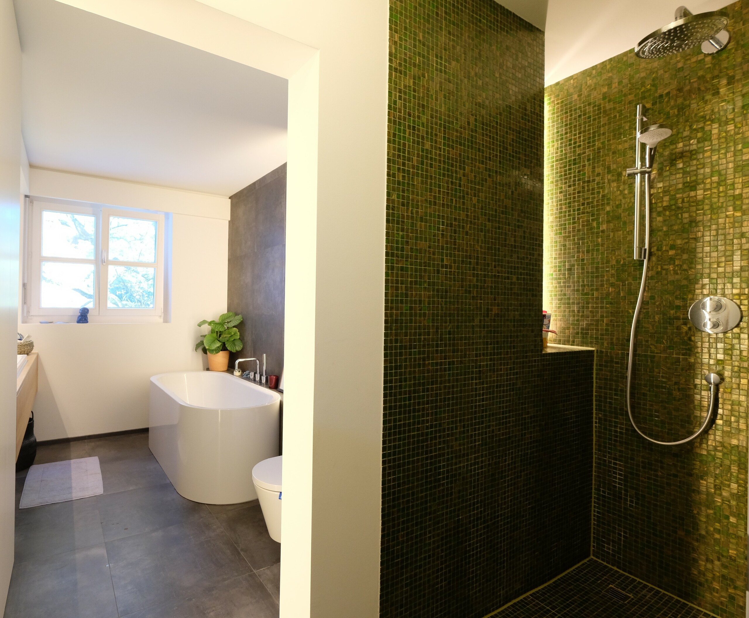 Bad mit Bizazza Mosaikdusche und freistehender Badewanne