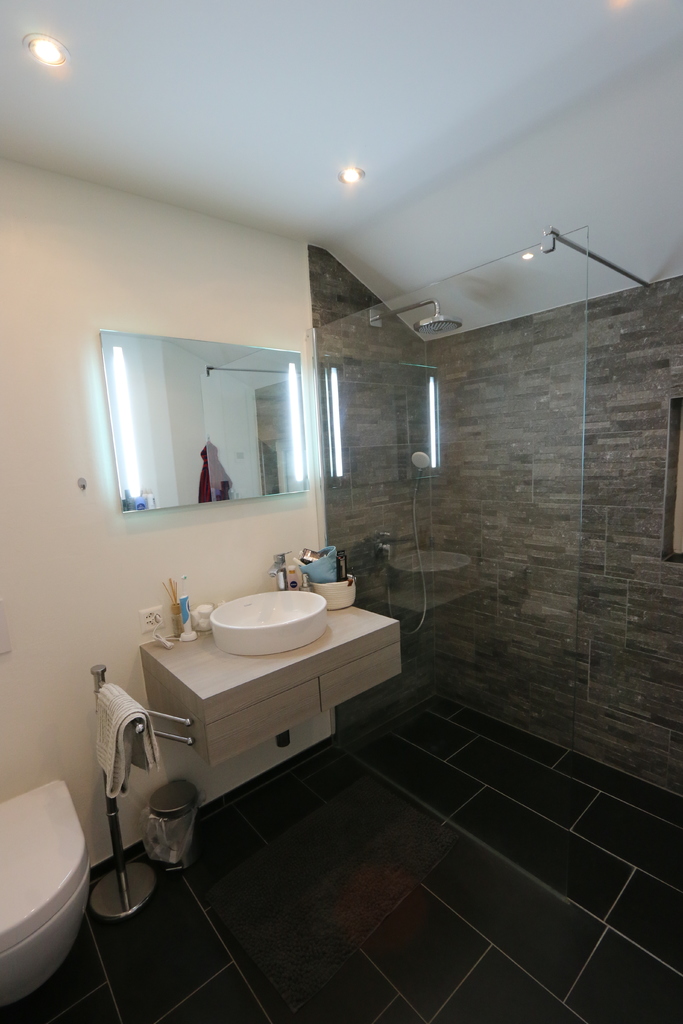 Dachwohnung; sehr geschmackvolles Bad