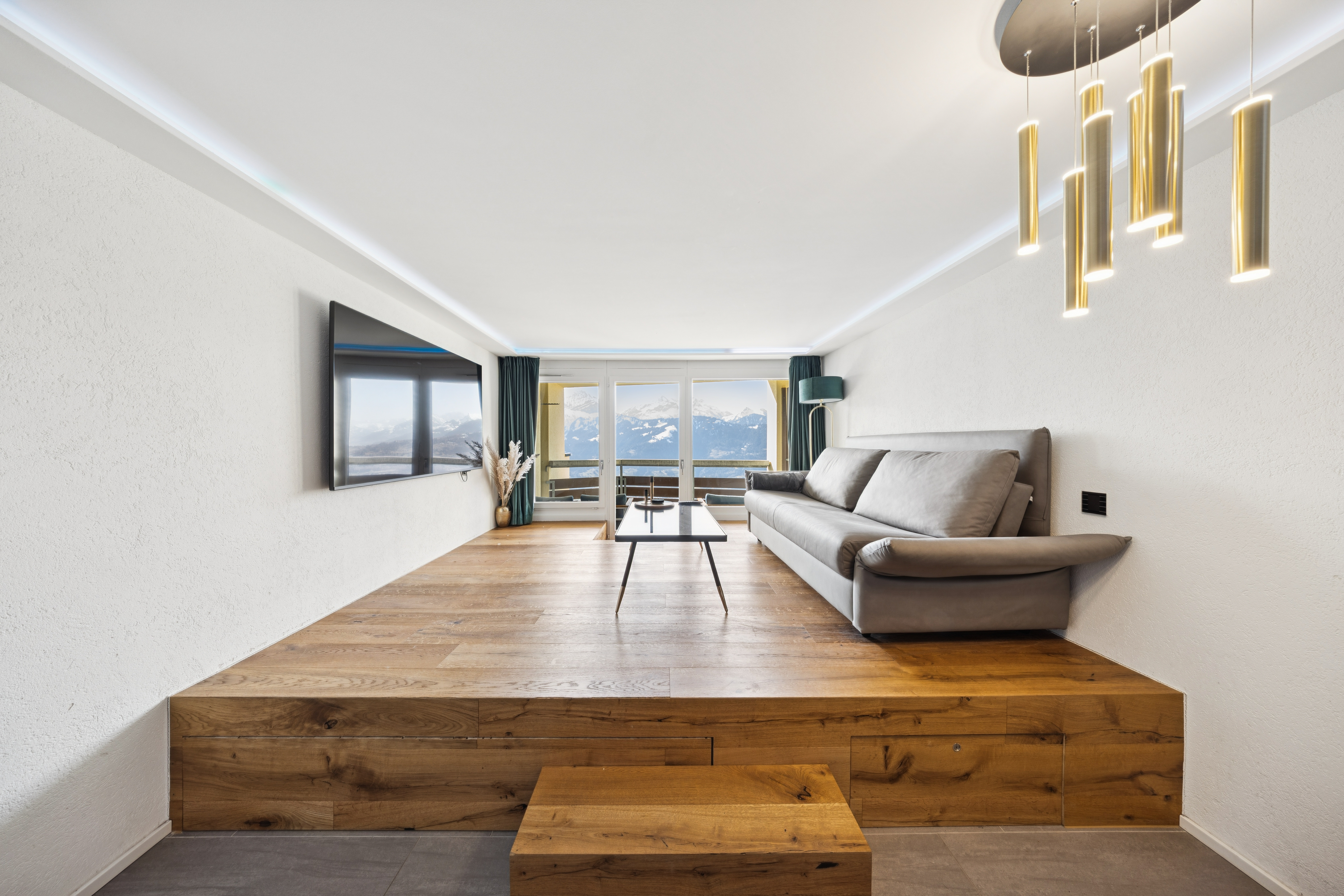 Chambre moderne avec fenêtres panoramiques et vue sur les Alpes