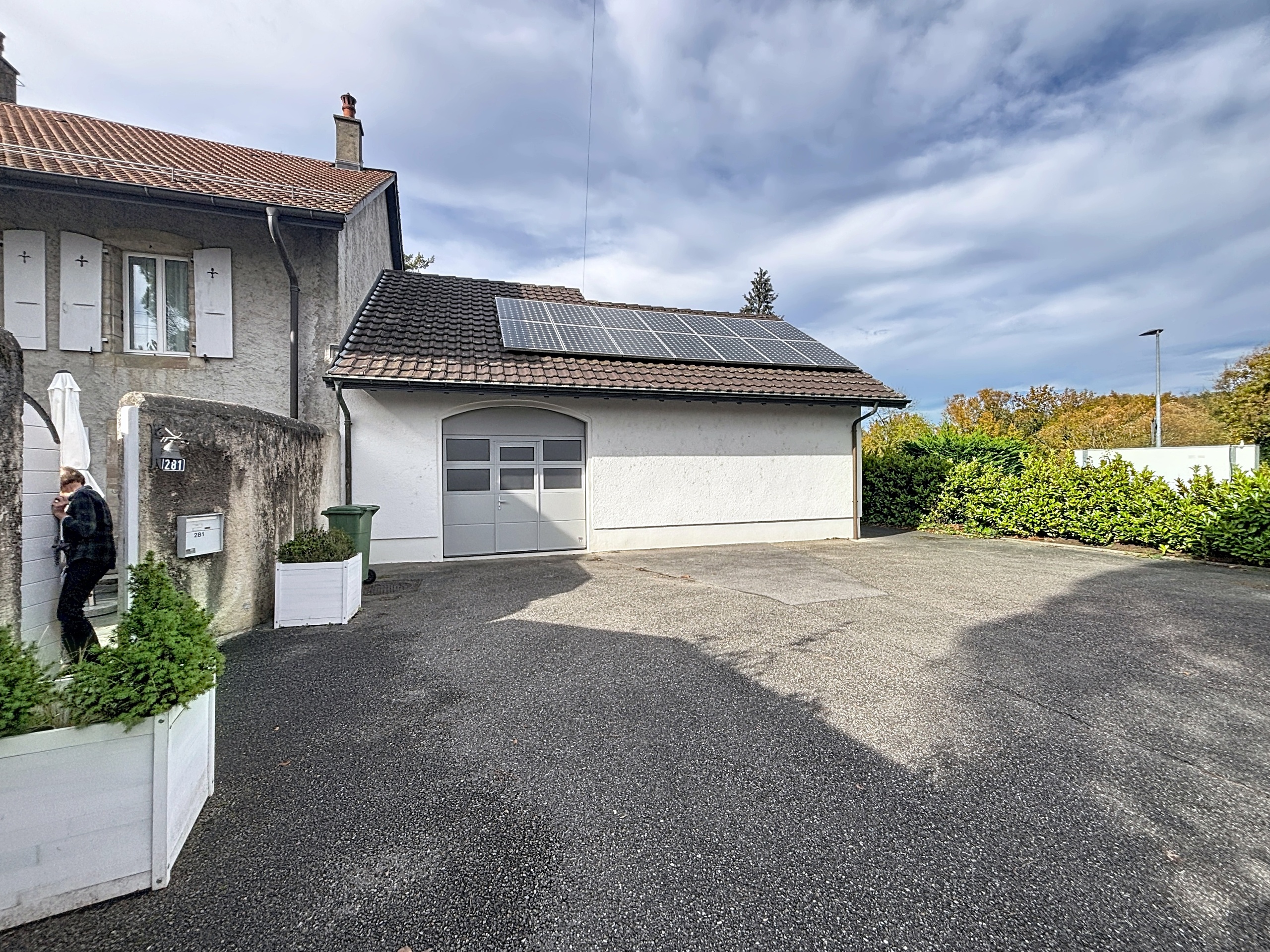 Parking adjacent et garage-box