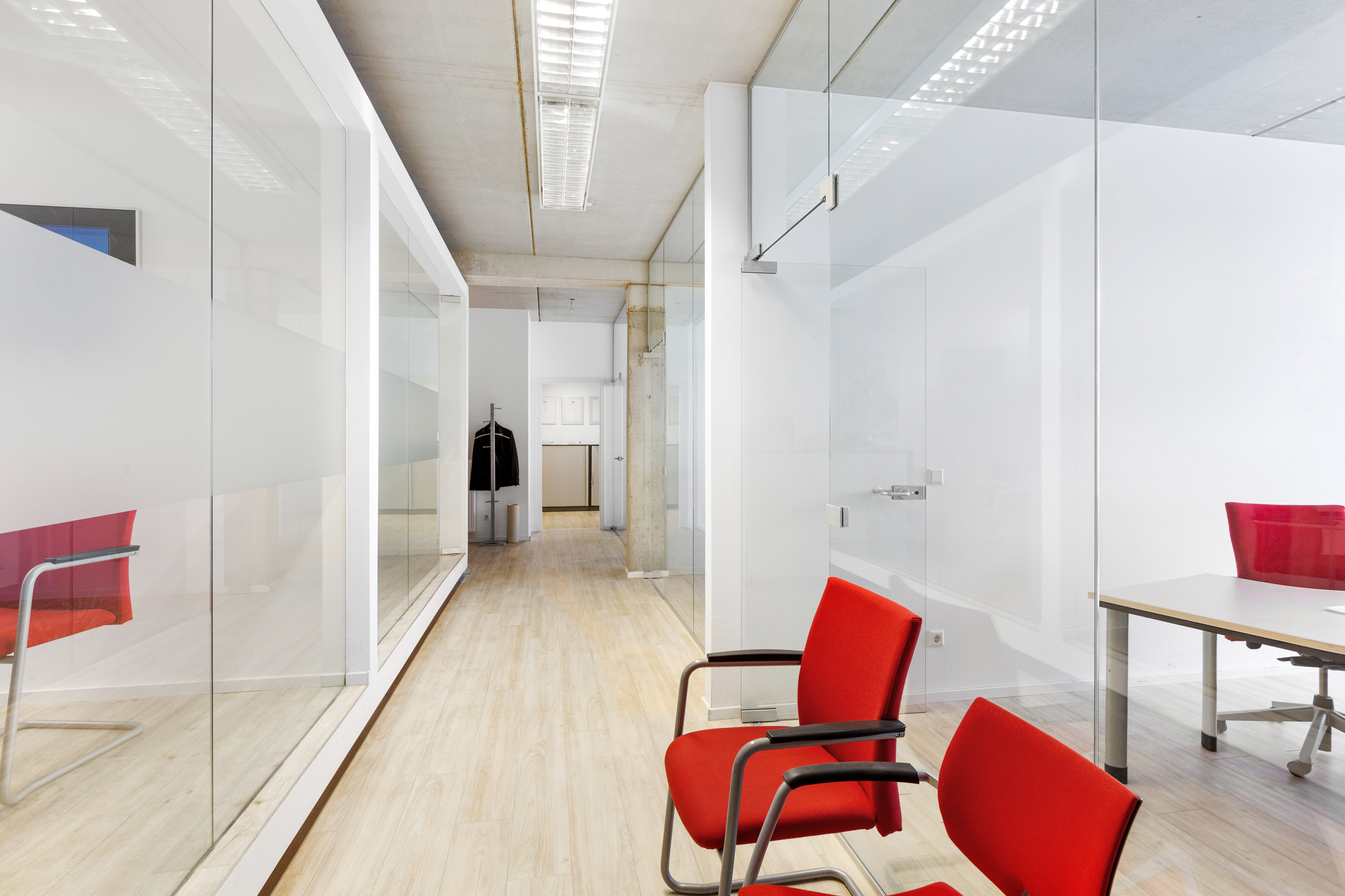 Die vielen Einzelbüros geben Ihnen die Möglichkeit für eine flexible Raumgestaltung. Die vielen Einzelbüros geben Ihnen die Möglichkeit für eine flexible Raumgestaltung.