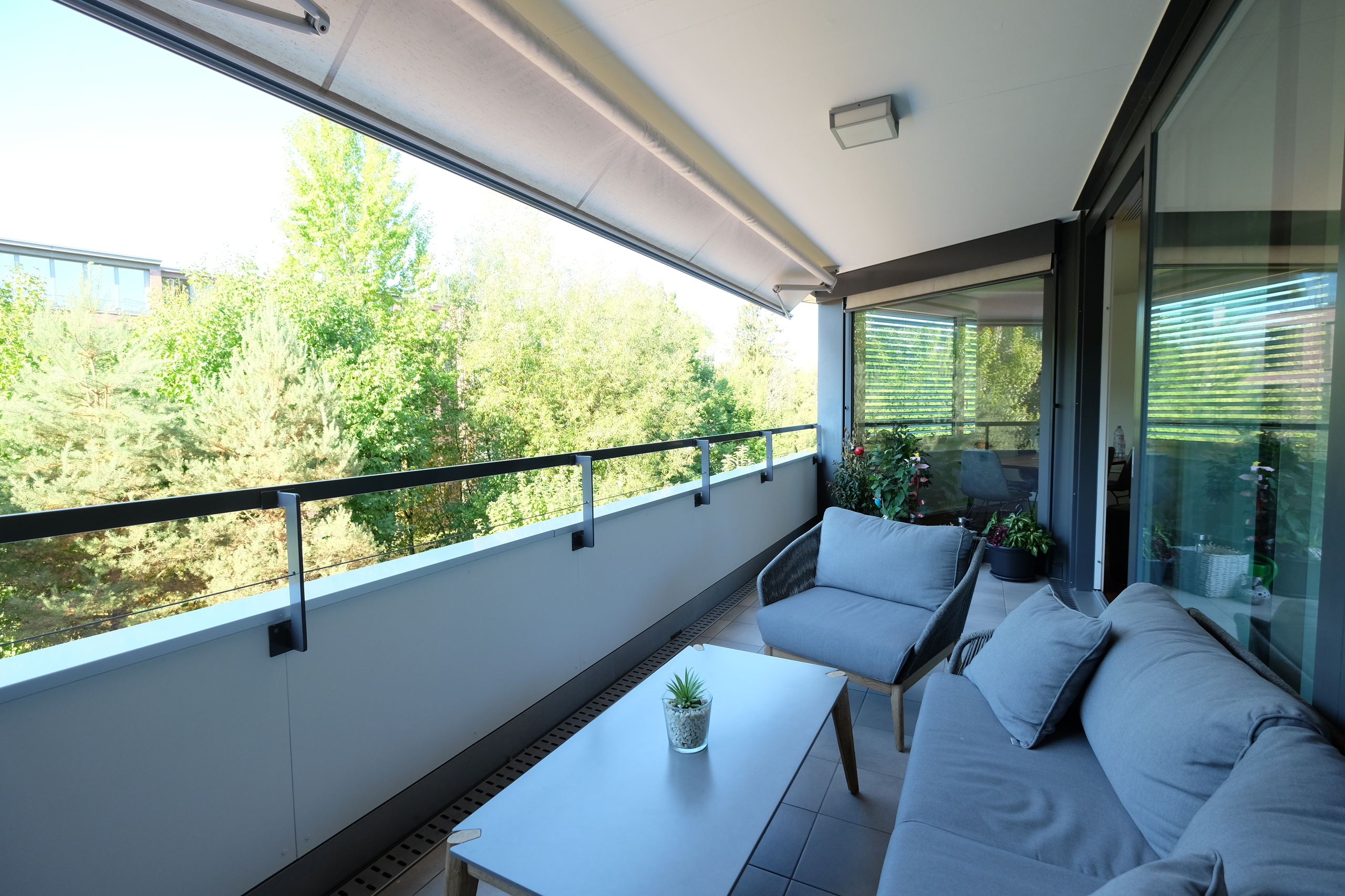 gedeckter Balkon mit Markisen