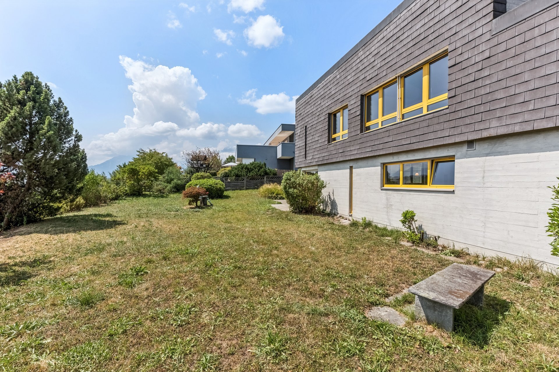 Der weitläufige Garten eröffnet Familien, Naturfreunden und Menschen mit grossem Platzbedarf zahlreiche Möglichkeiten zur individuellen Entfaltung. Der weitläufige Garten eröffnet Familien, Naturfreunden und Menschen mit grossem Platzbedarf zahlreiche Möglichkeiten zur individuellen Entfaltung.
