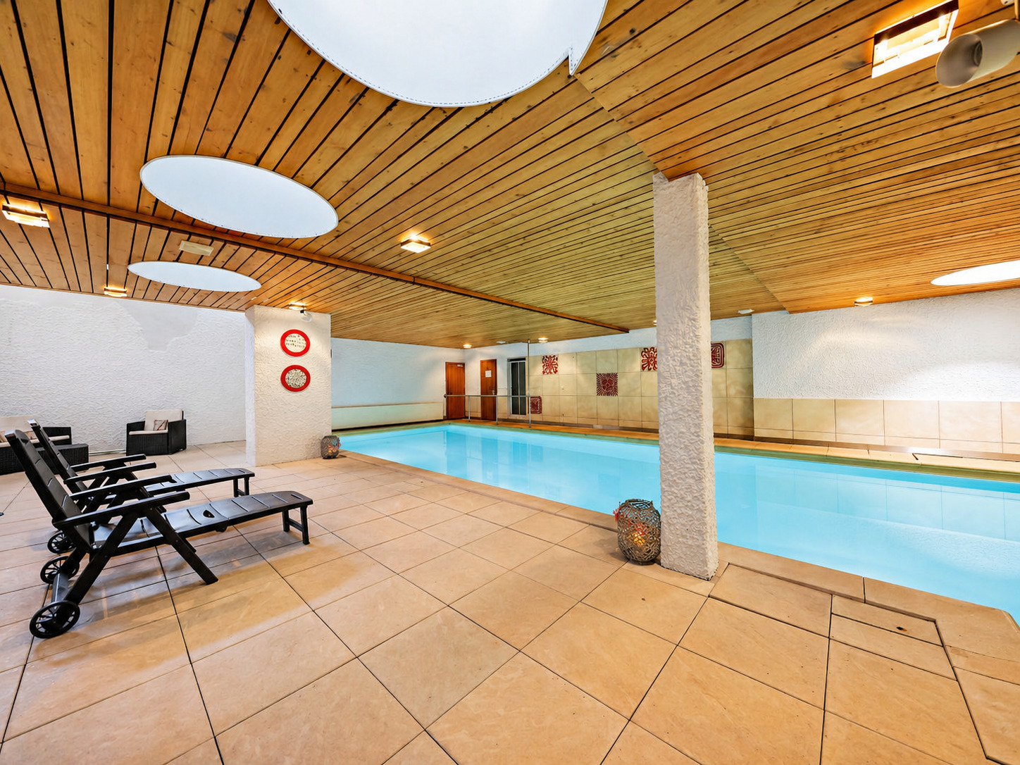 Piscine intérieure avec espace détente