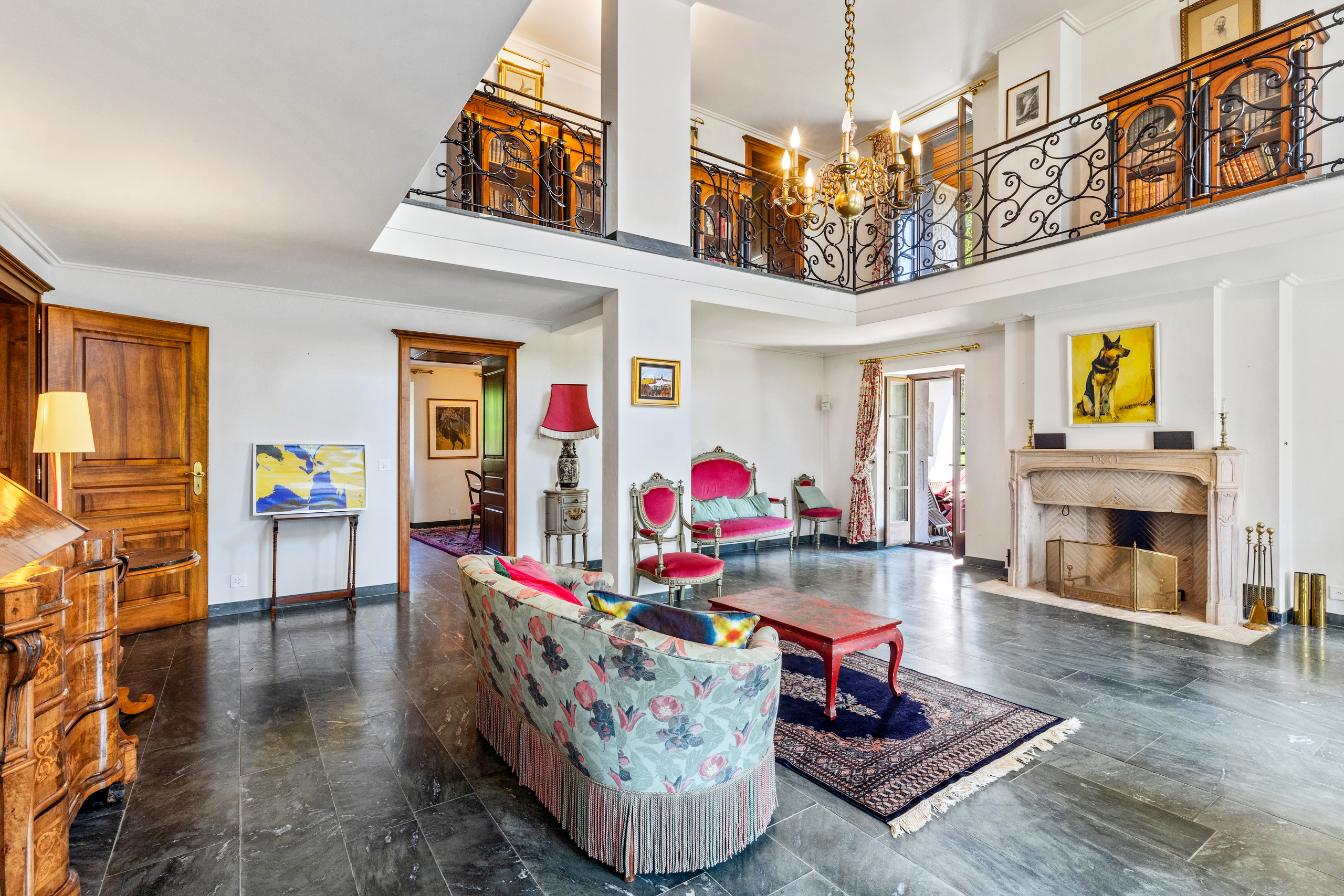 Spacieuse pièce à vivre avec cheminée