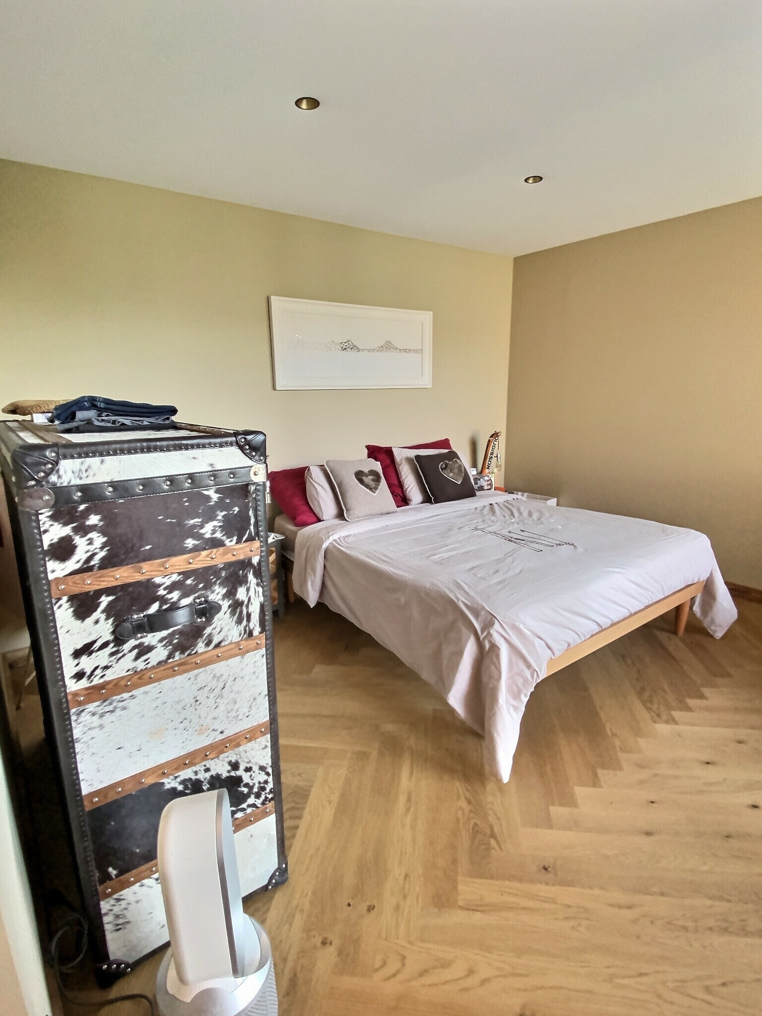 une chambre à coucher avec parquet et lit