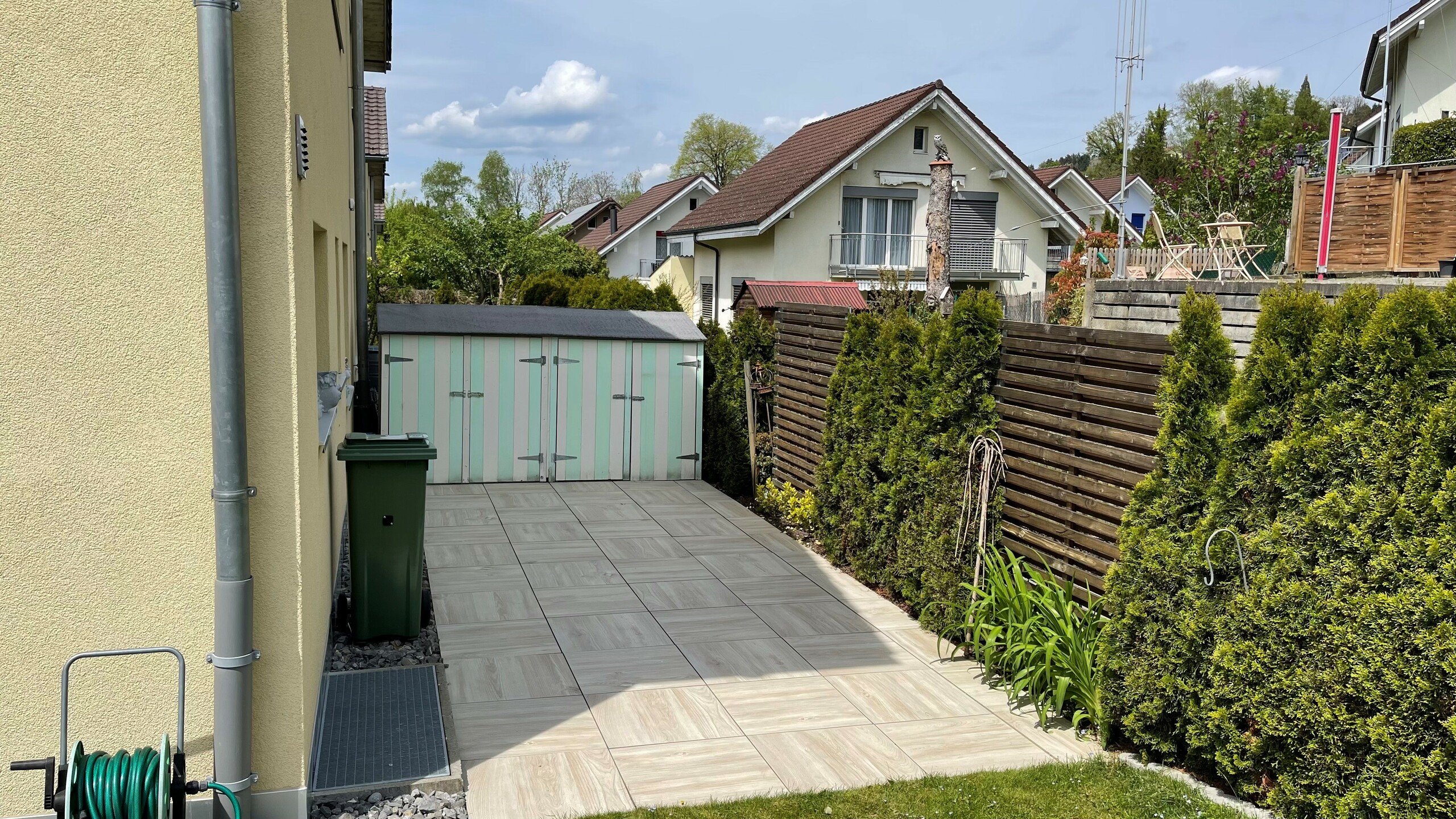 Gartensitzplatz hinter dem Haus