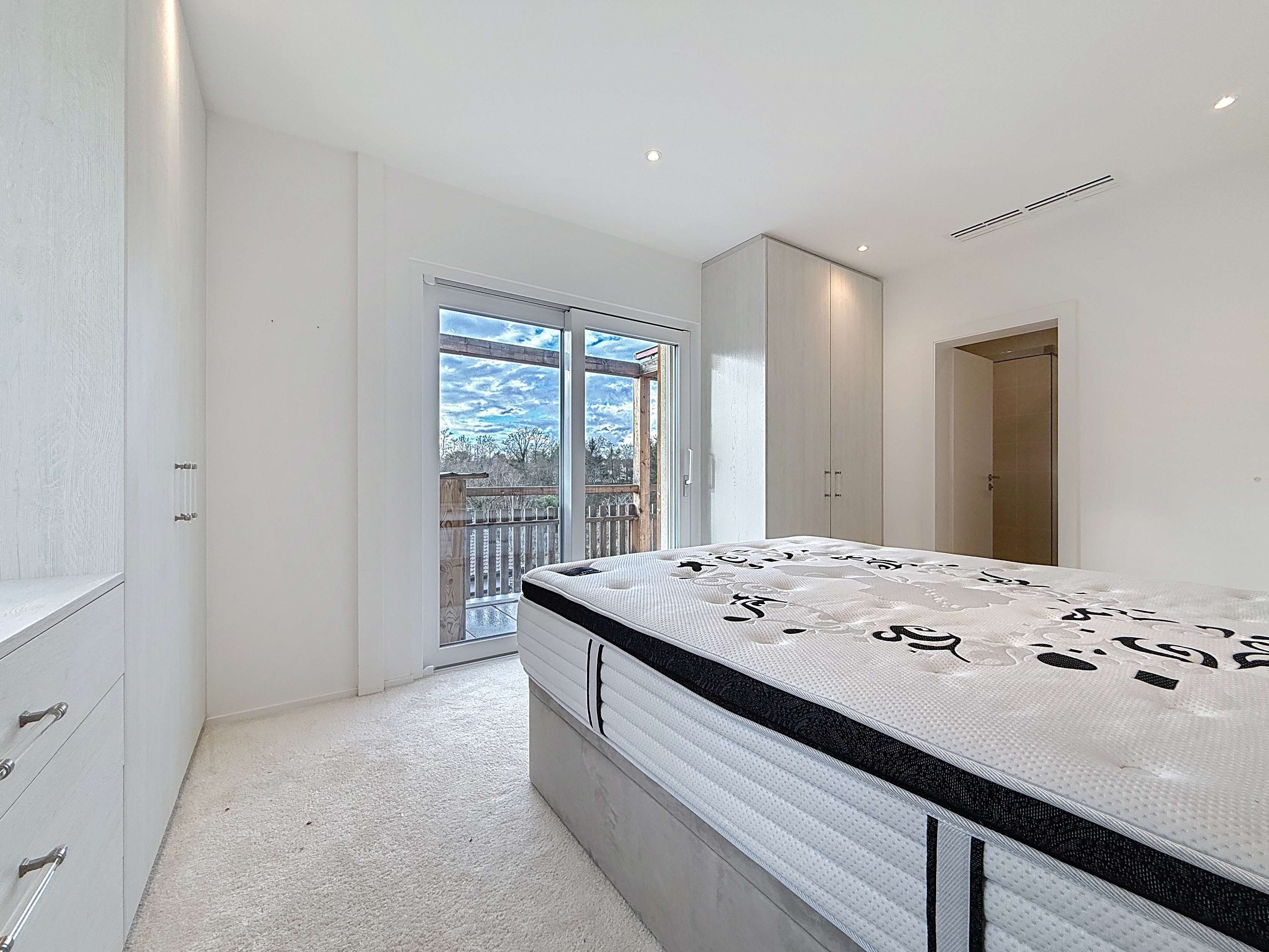 Chambre parentale avec armoire