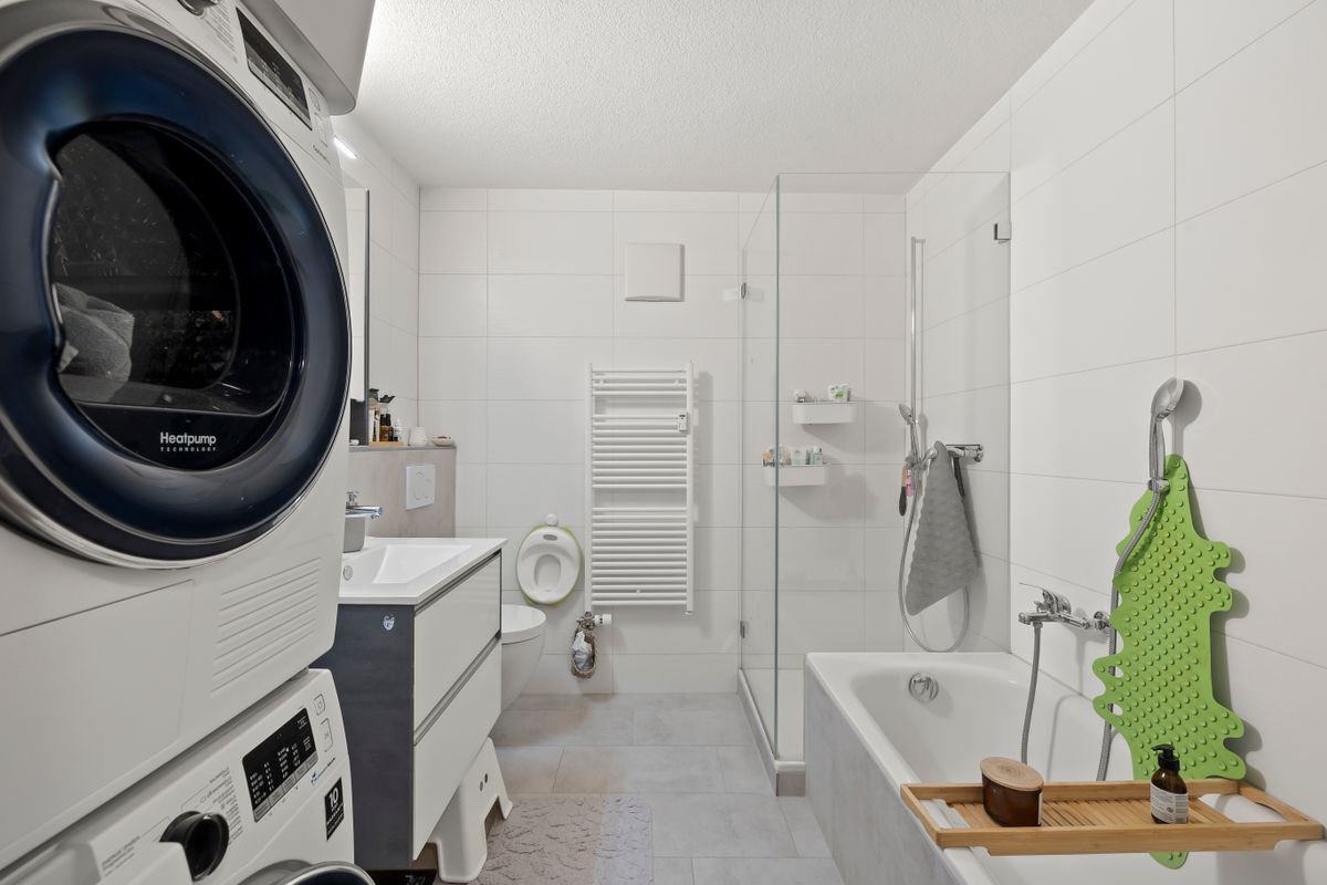 Modernes Badezimmer mit Waschmaschine und Trockner.