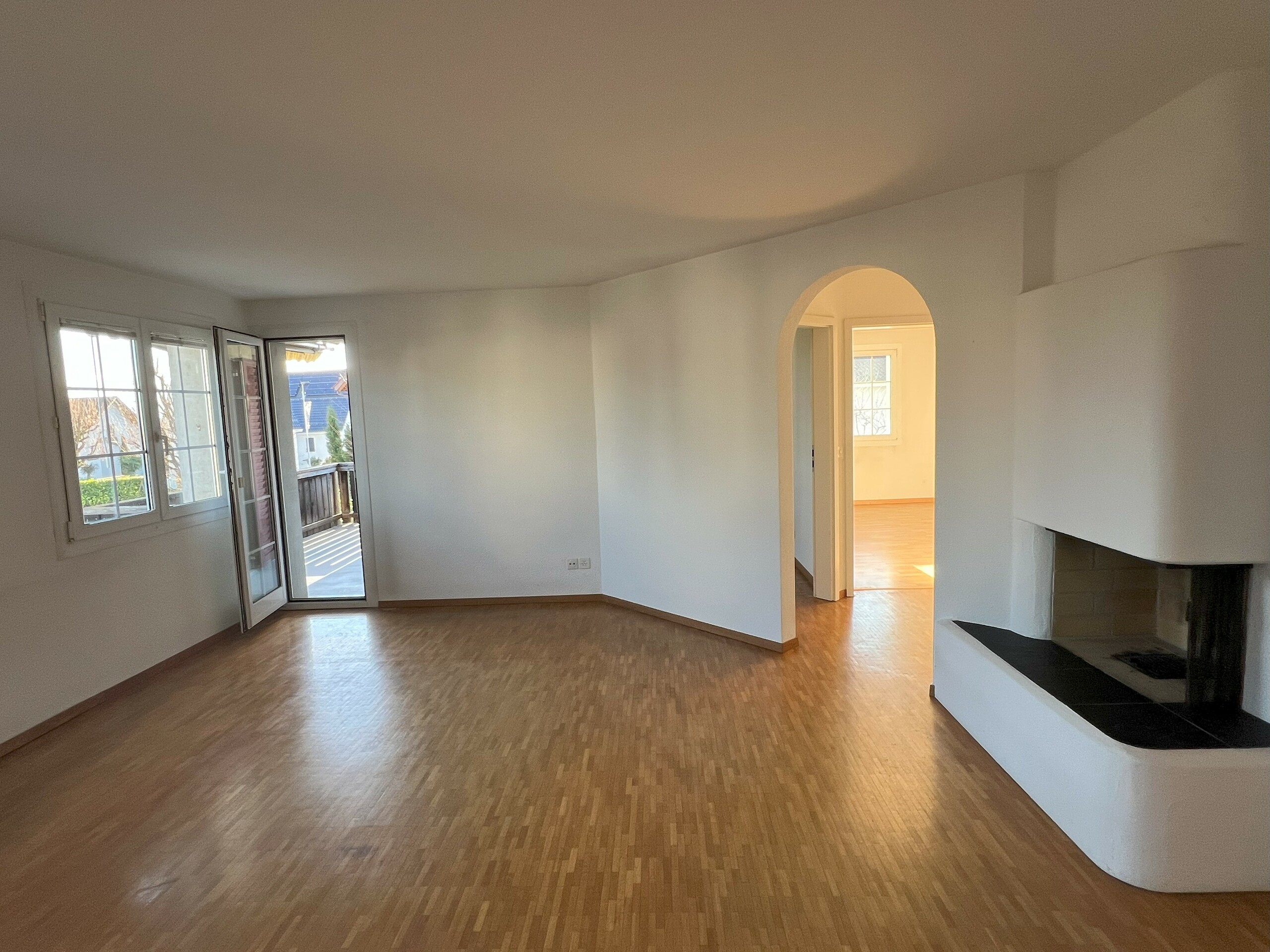 Wohnzimmer mit Ausgang zum Balkon