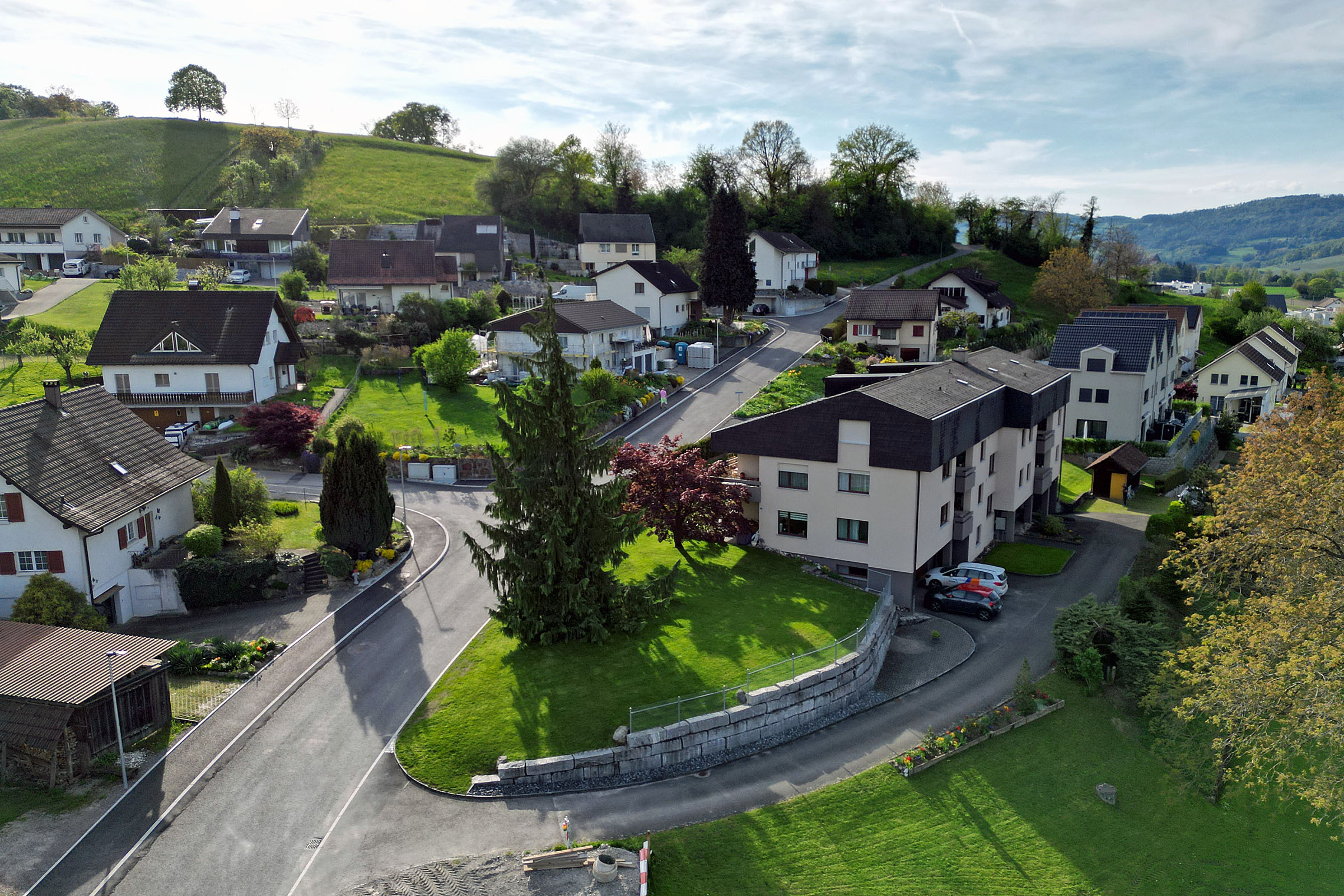 Zufahrt zum kleinen Mehrfamilienhaus
