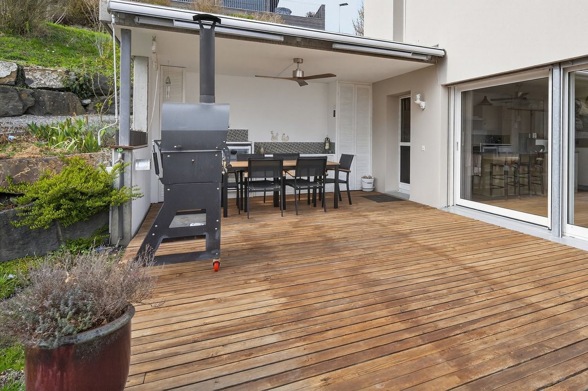 Teilweise gedeckte Terrasse mit Sommerküche und Grill