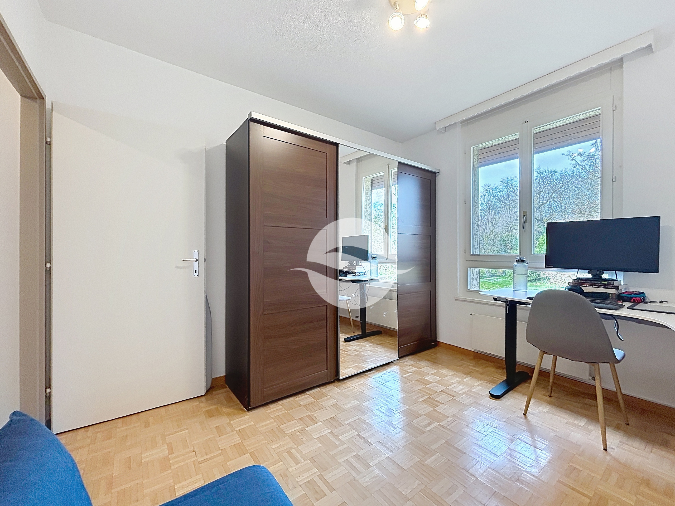 Chambre 2 avec armoires 