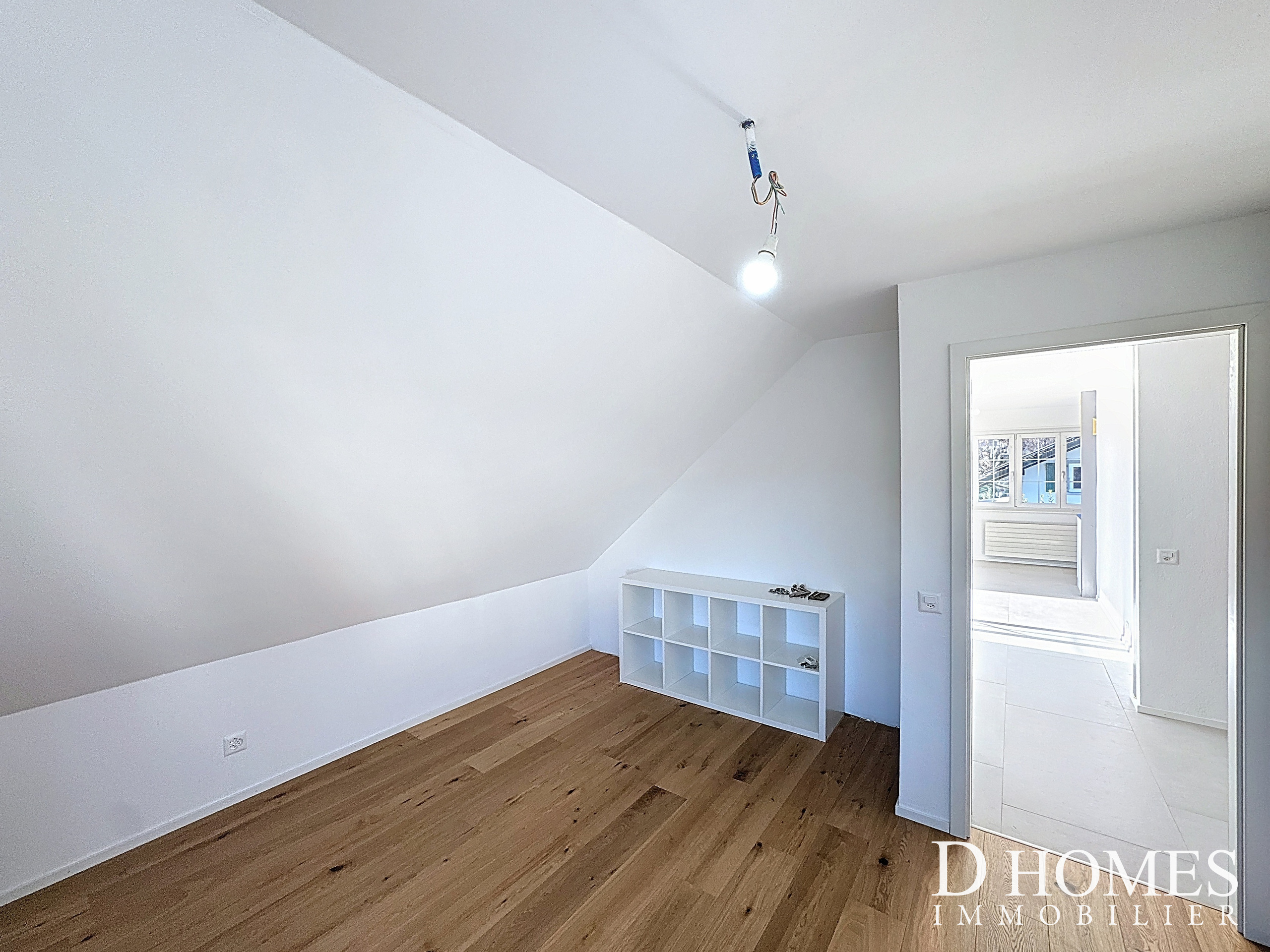 Une armoire encastrée est prévue à la place du meuble sur la photo